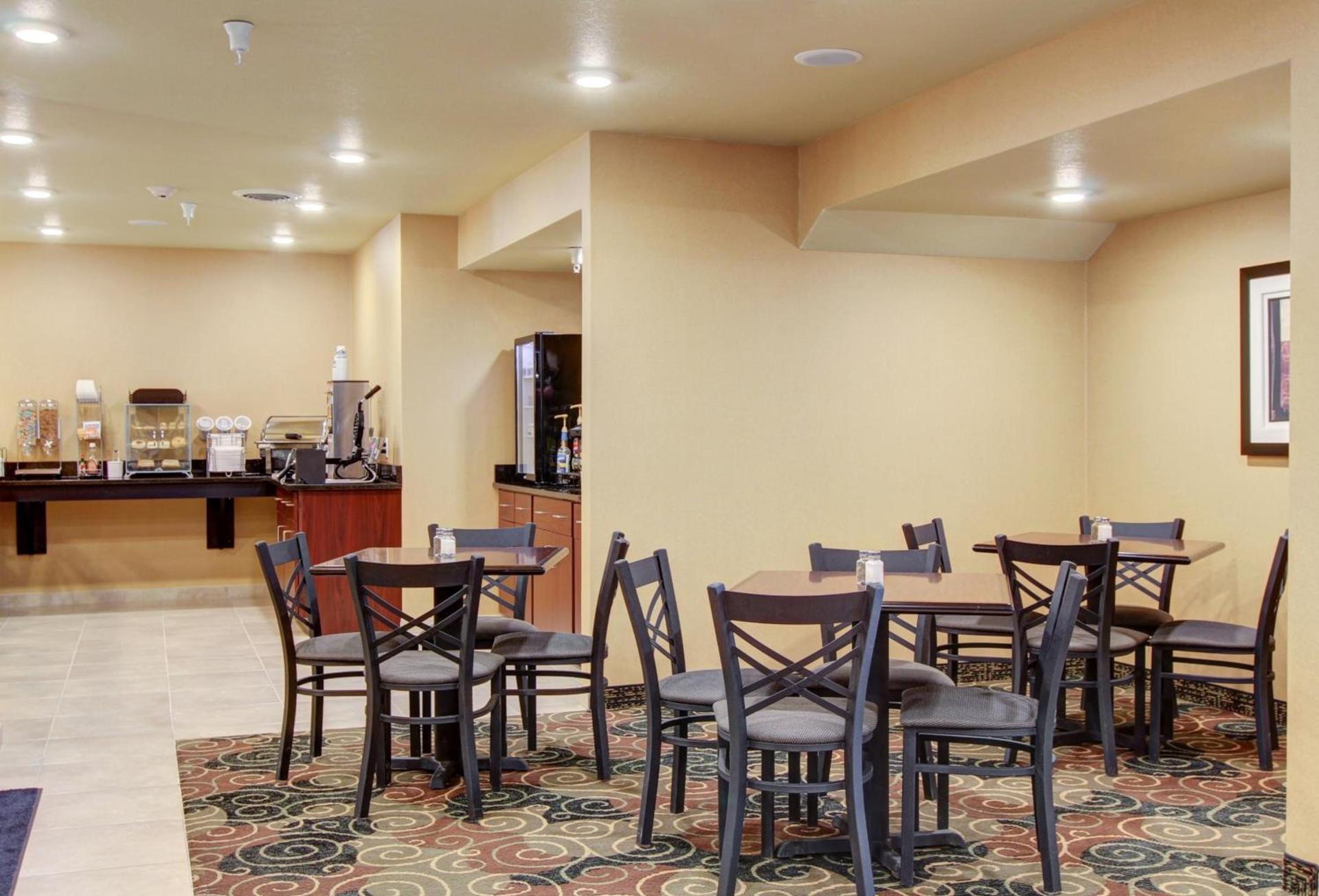Cobblestone Inn & Suites Steele photo 9