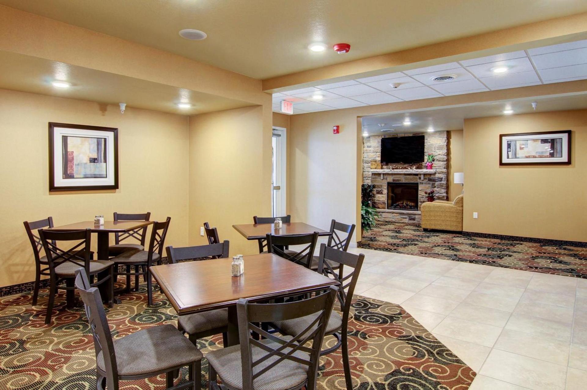 Cobblestone Inn & Suites Steele photo 10