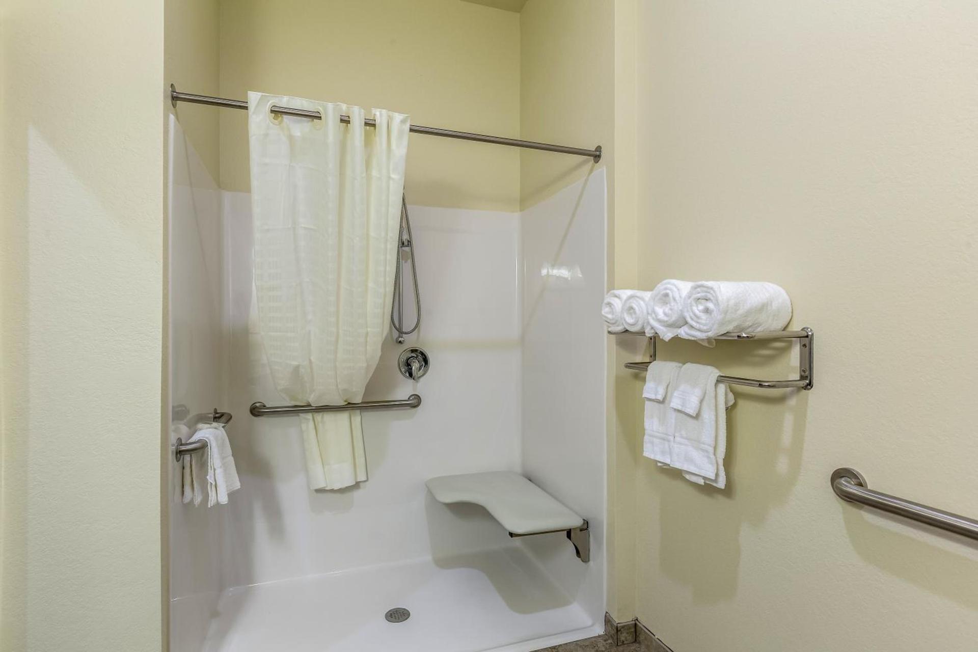 Cobblestone Hotel & Suites - Stevens Point photo 3