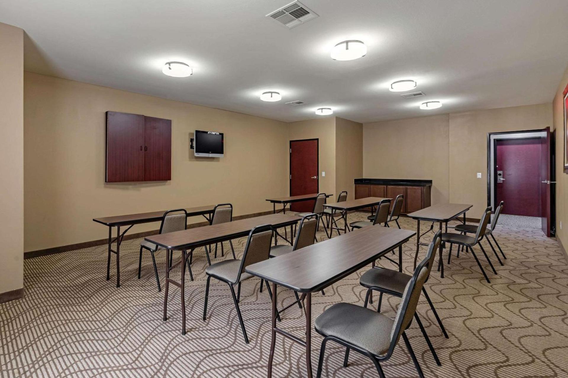 Comfort Suites Ennis photo 31
