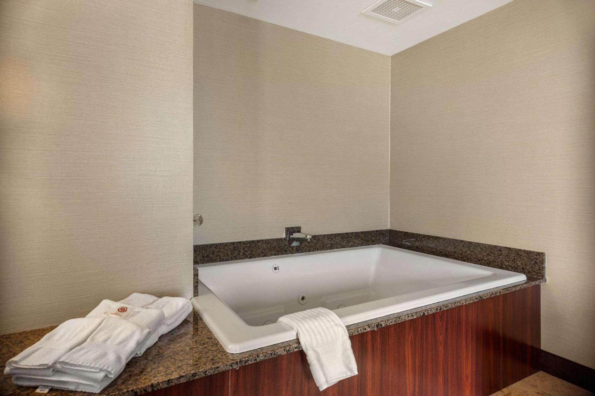 Comfort Suites Green Bay West photo 17