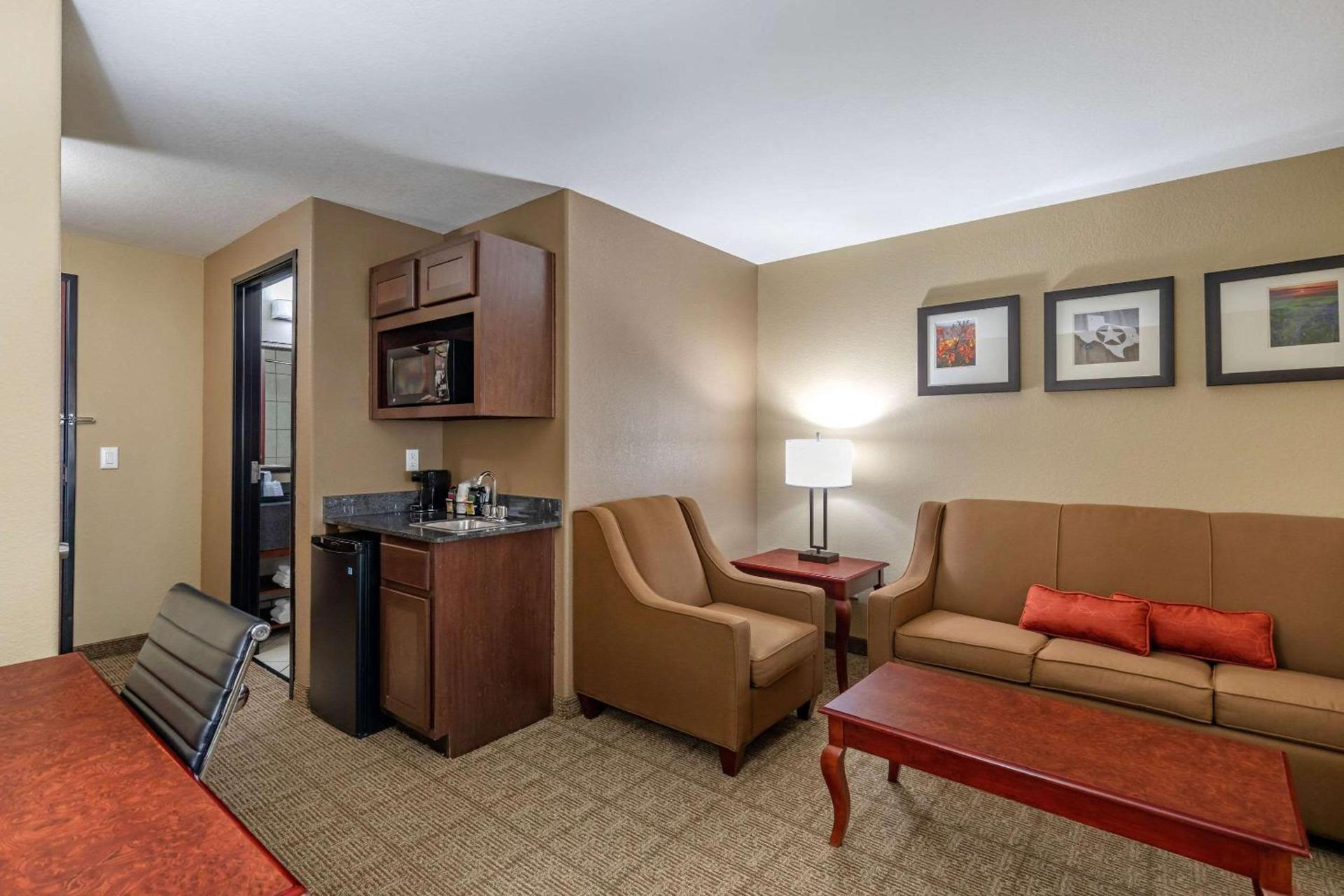 Comfort Suites Ennis photo 23
