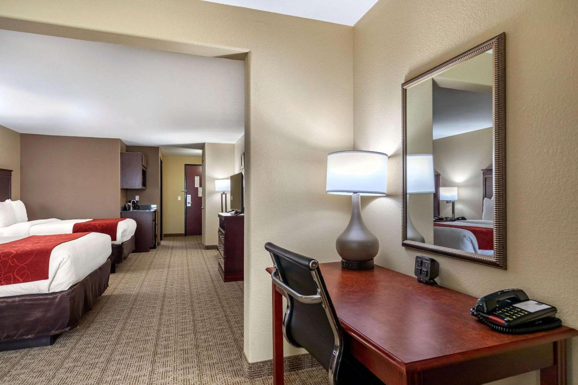 Comfort Suites Ennis photo 18
