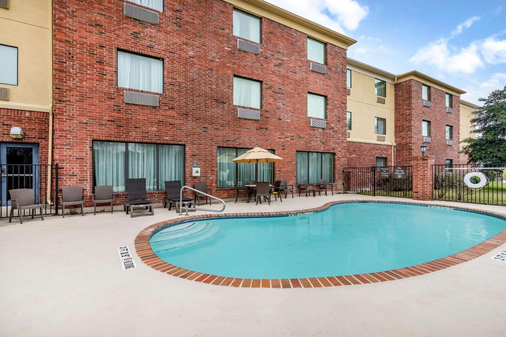 Comfort Suites Ennis photo 26
