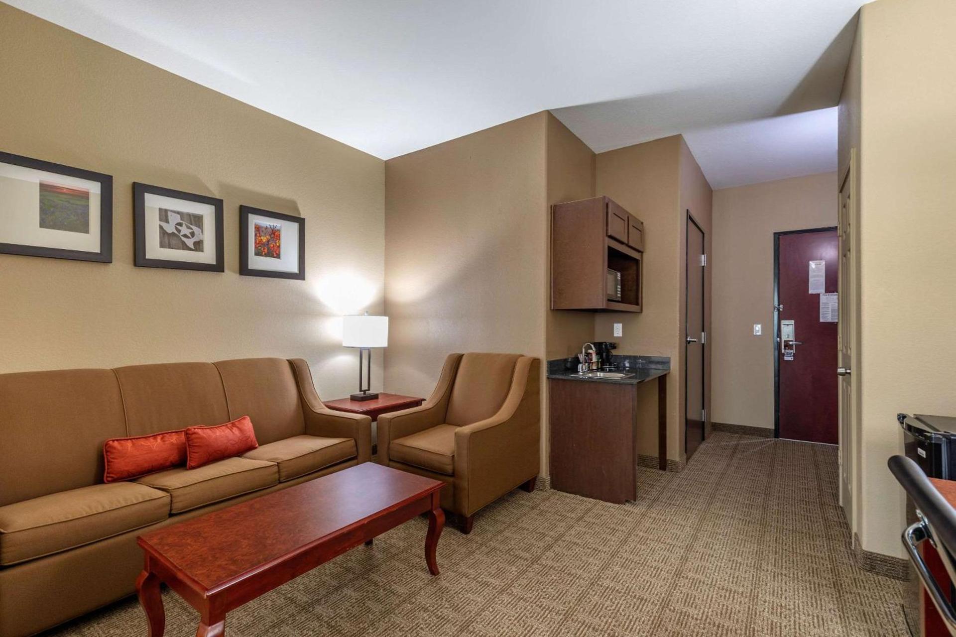 Comfort Suites Ennis photo 14
