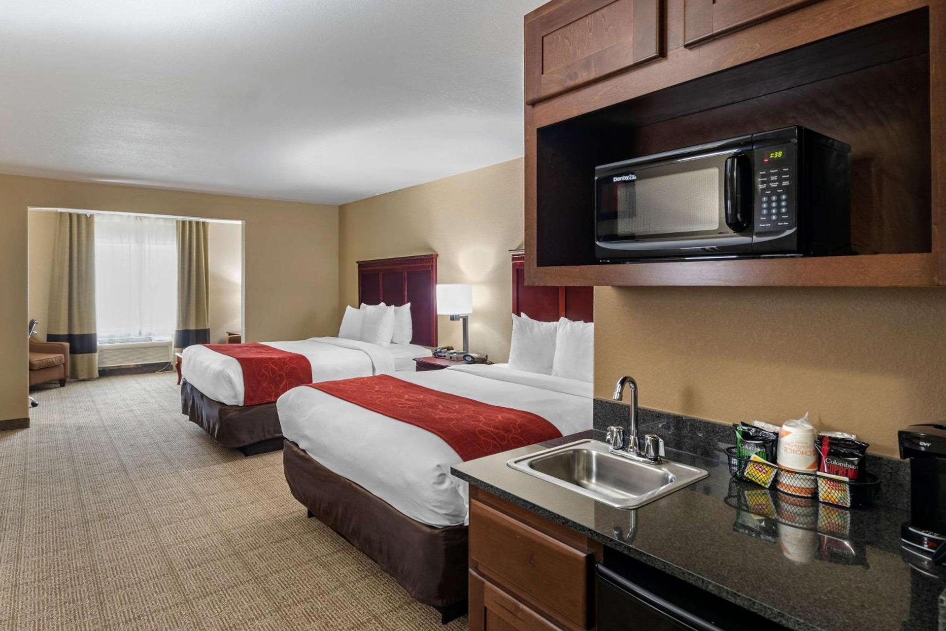 Comfort Suites Ennis photo 17