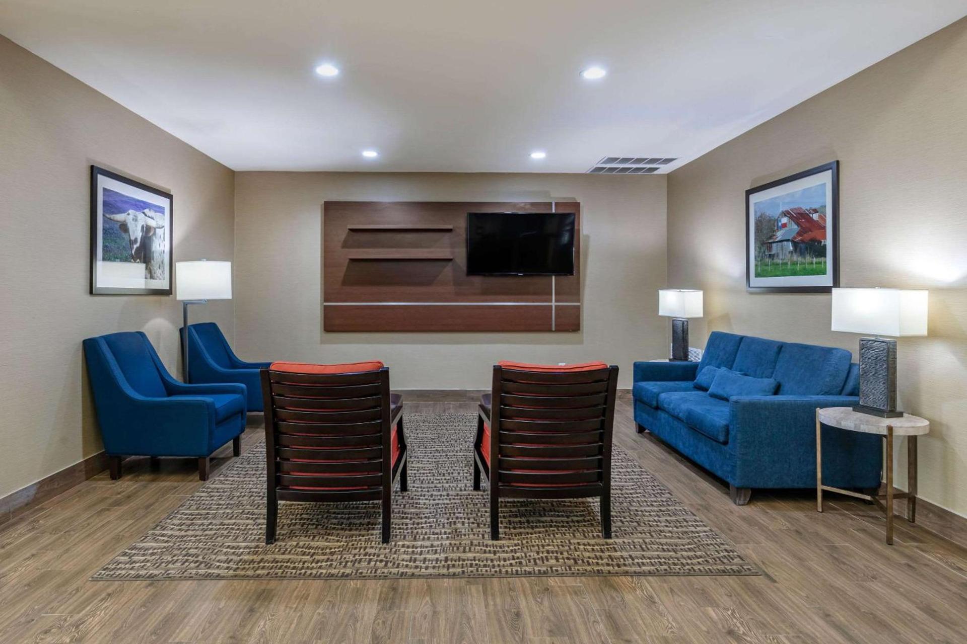 Comfort Suites Ennis photo 5