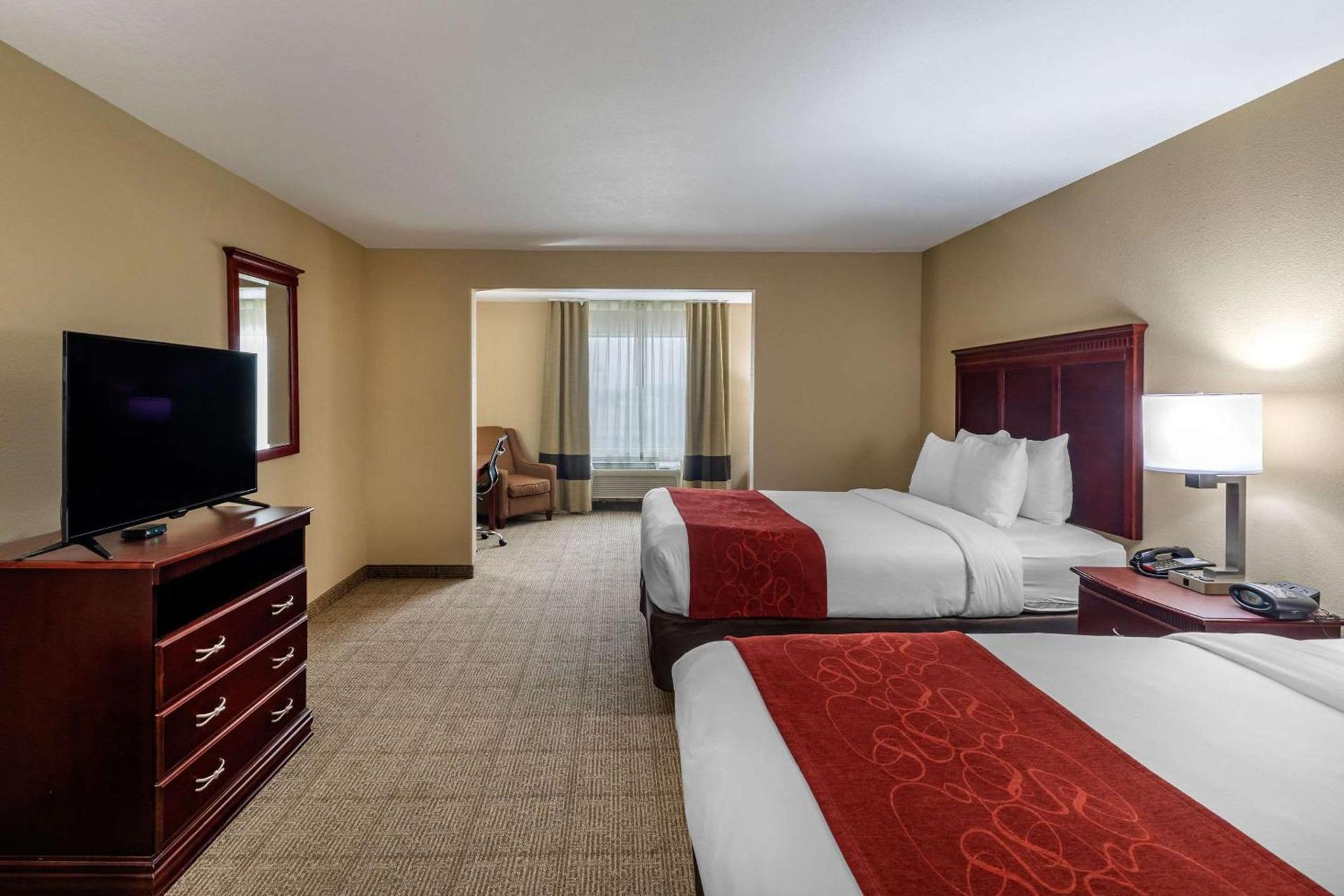Comfort Suites Ennis photo 16