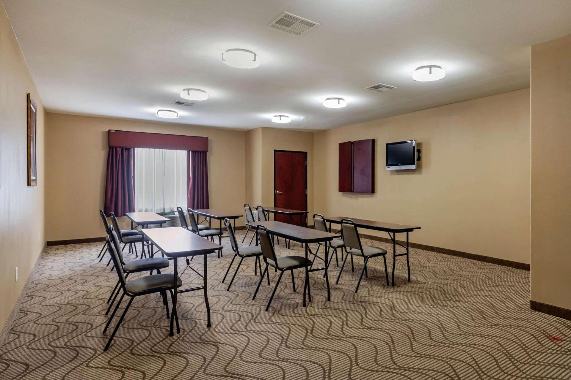 Comfort Suites Ennis photo 30