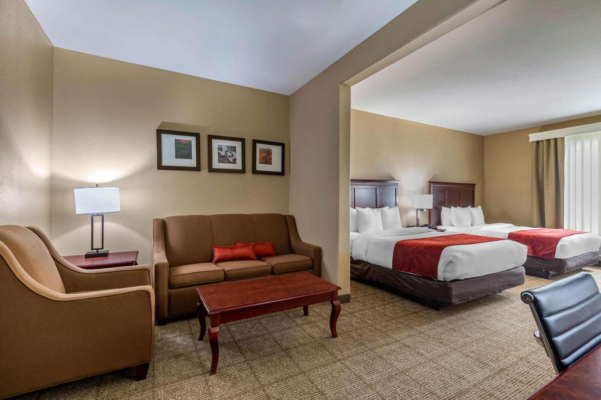 Comfort Suites Ennis photo 8