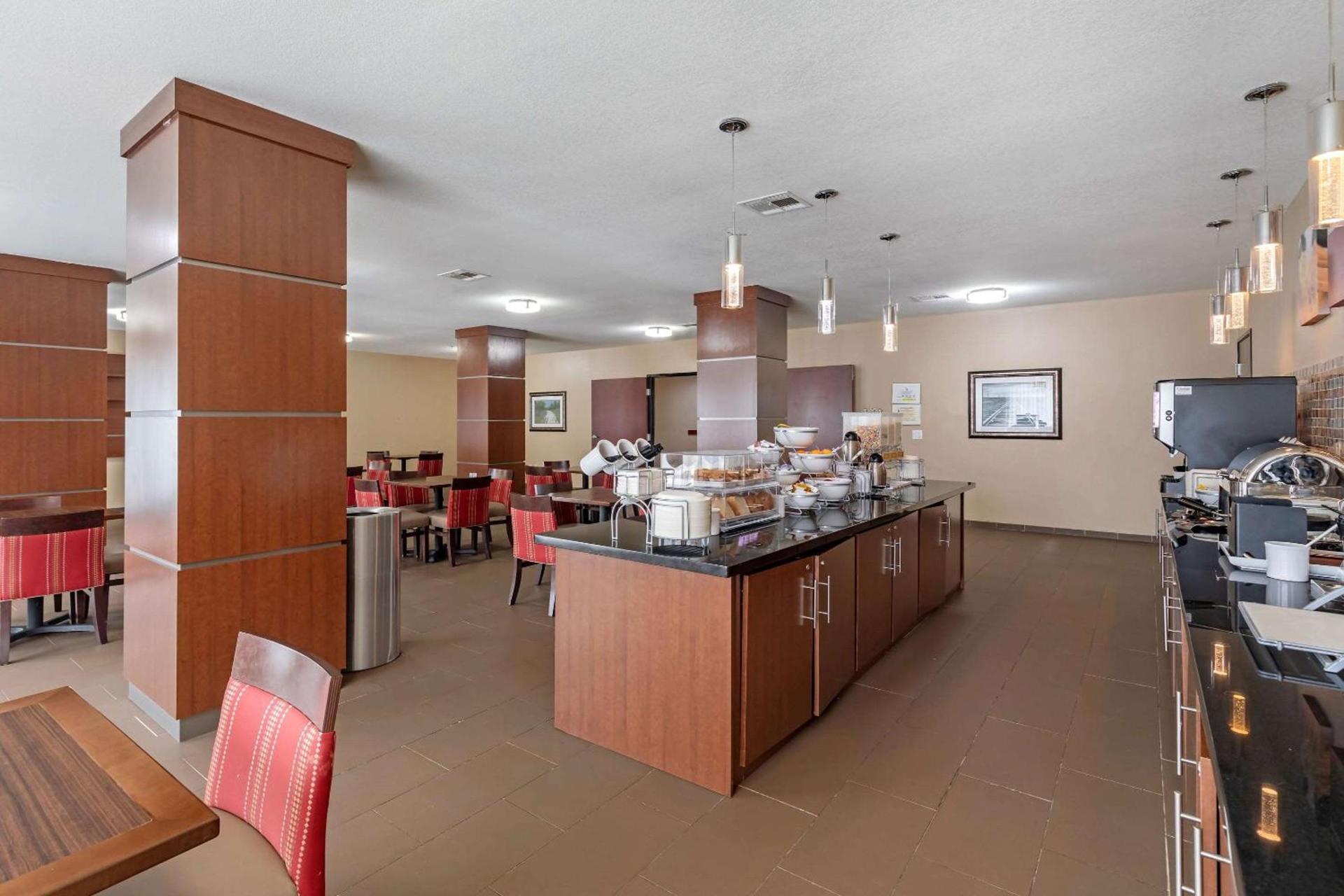 Comfort Suites Ennis photo 33