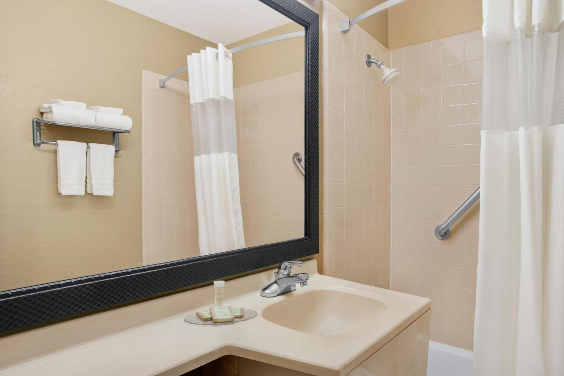 Super 8 by Wyndham Belleville St. Louis Area photo 11