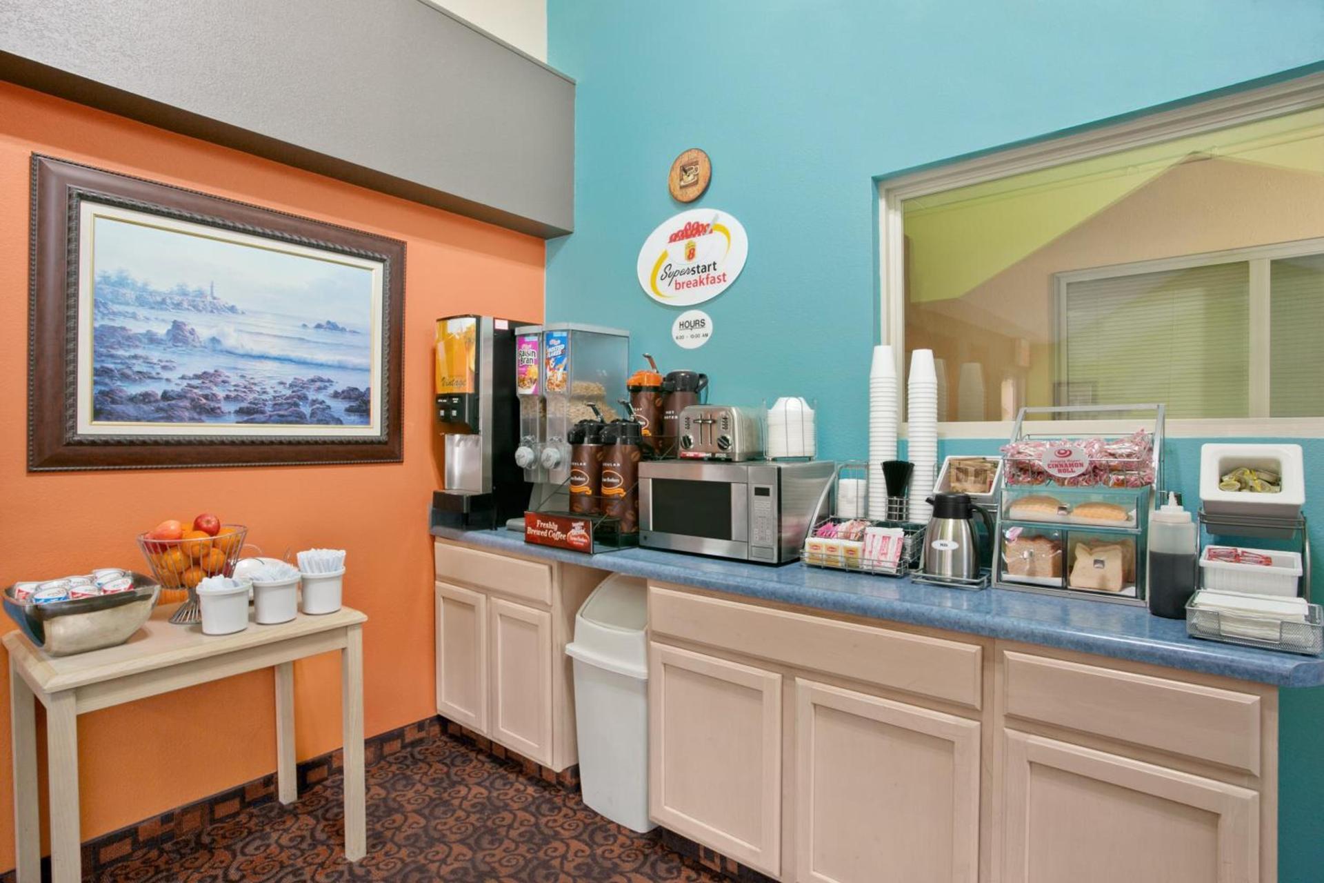 Super 8 by Wyndham Belleville St. Louis Area photo 10