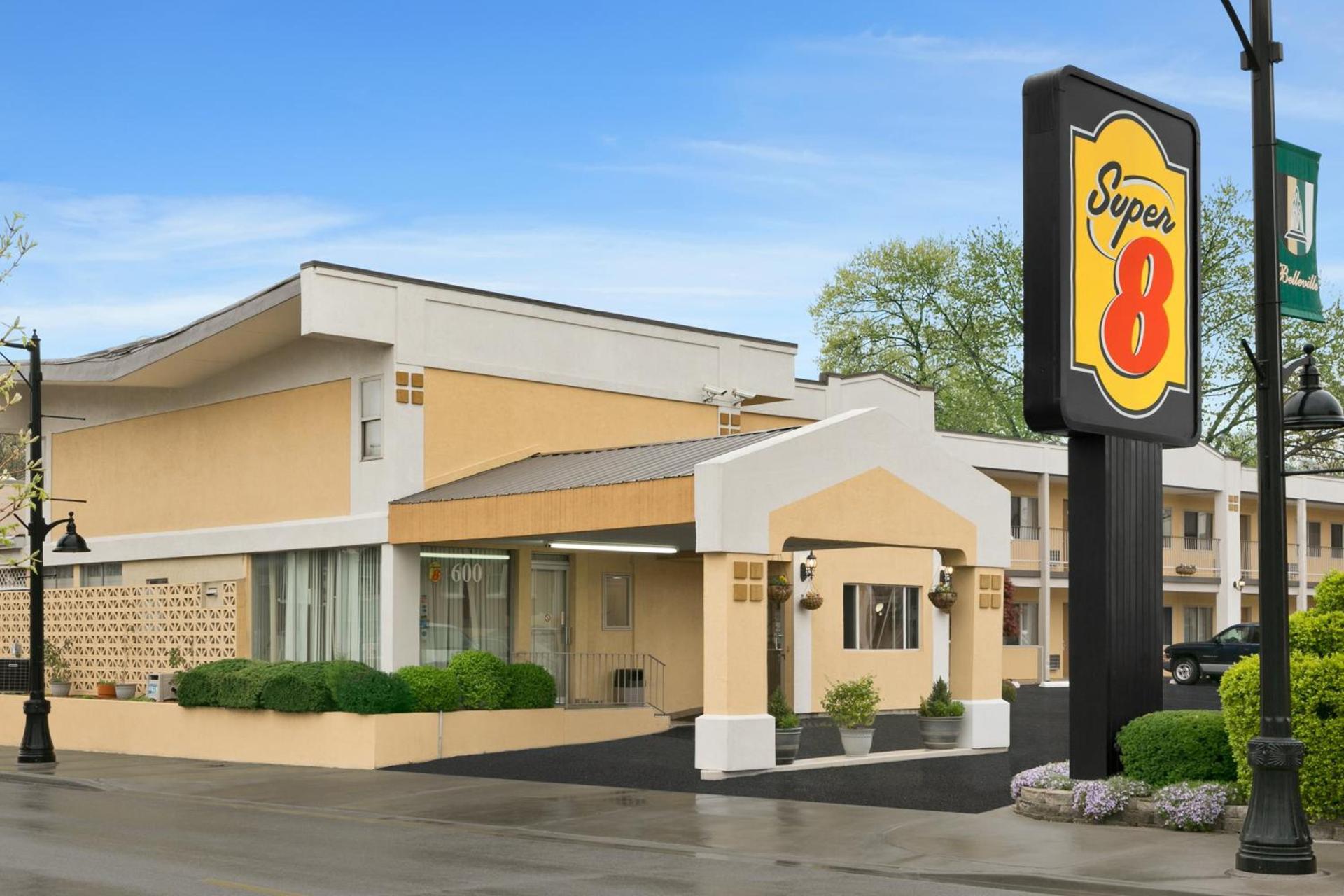Super 8 by Wyndham Belleville St. Louis Area photo 9