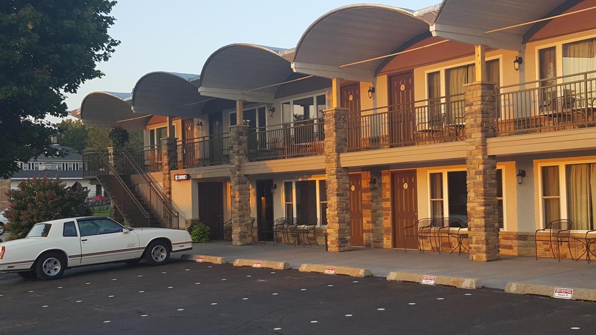 Black Hawk Motel & Suites — hotel in Wisconsin Dells, WI