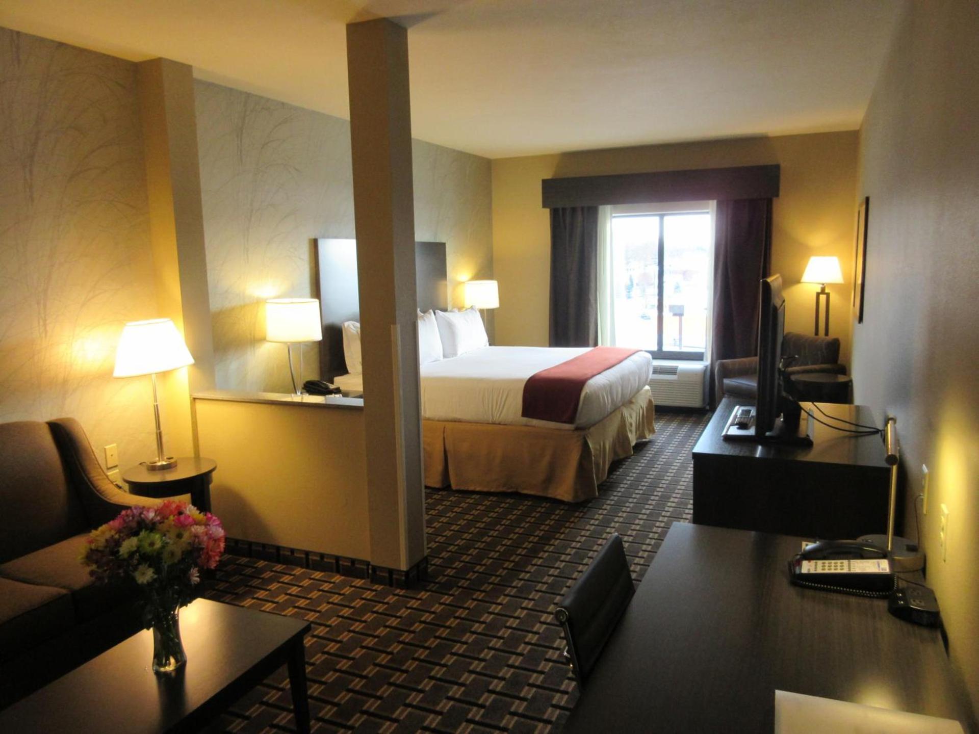 Holiday Inn Express & Suites Butler by IHG photo 3