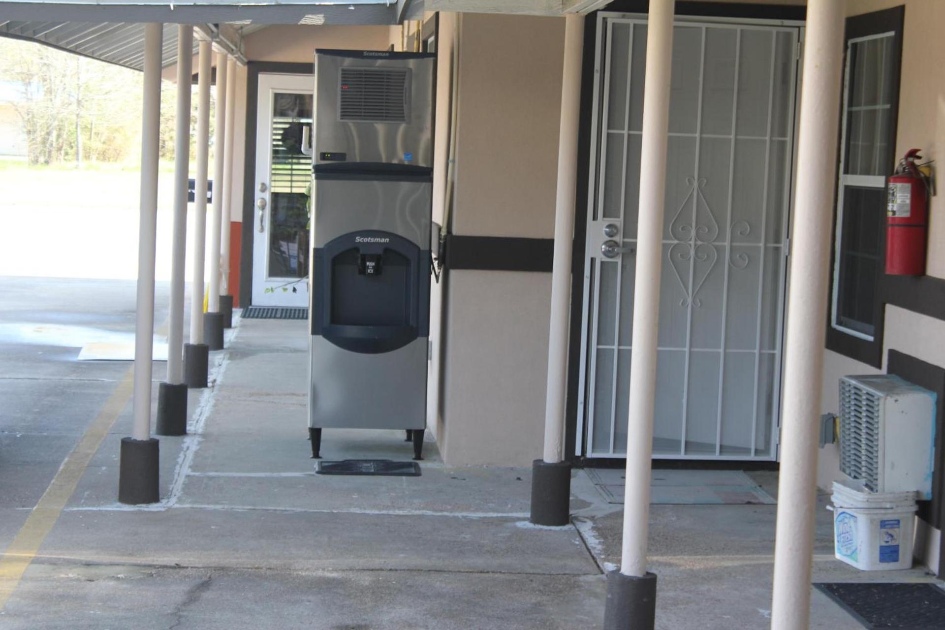 Relax Inn Motel Kountze photo 9