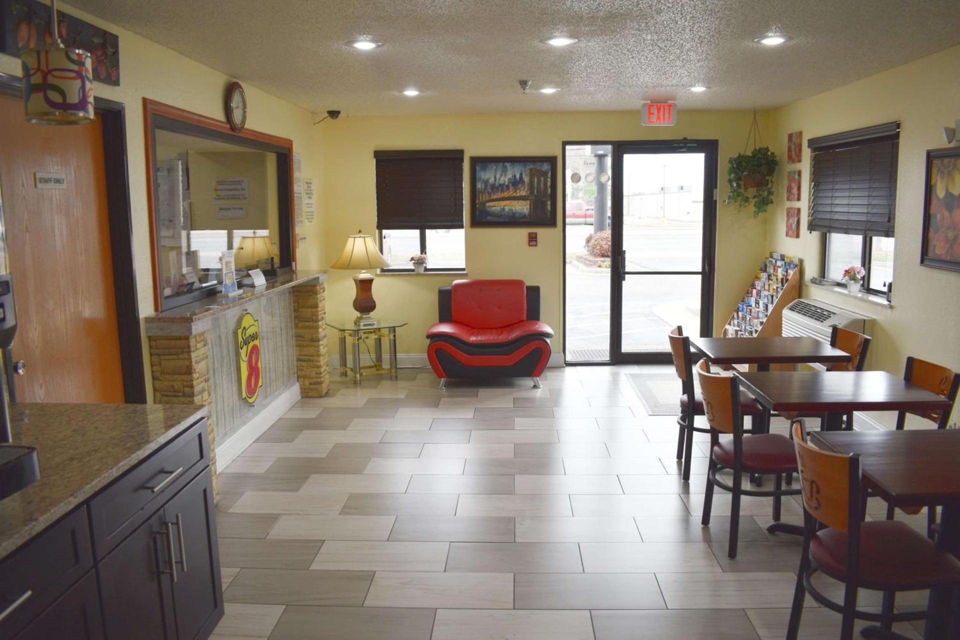 Super 8 by Wyndham Newport News/Jefferson Ave. photo 13