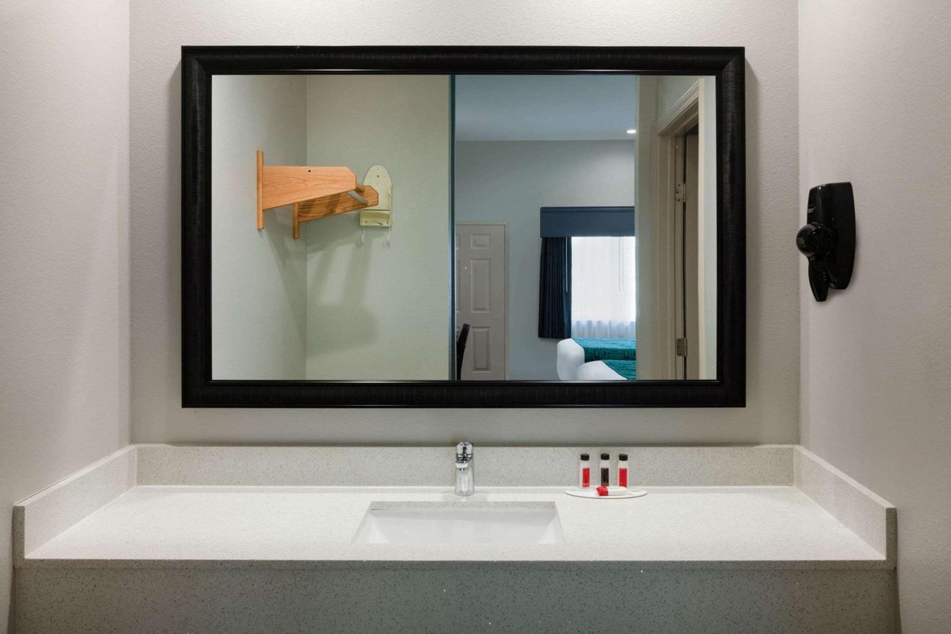 Americas Best Value Inn Houston Willowbrook photo 8
