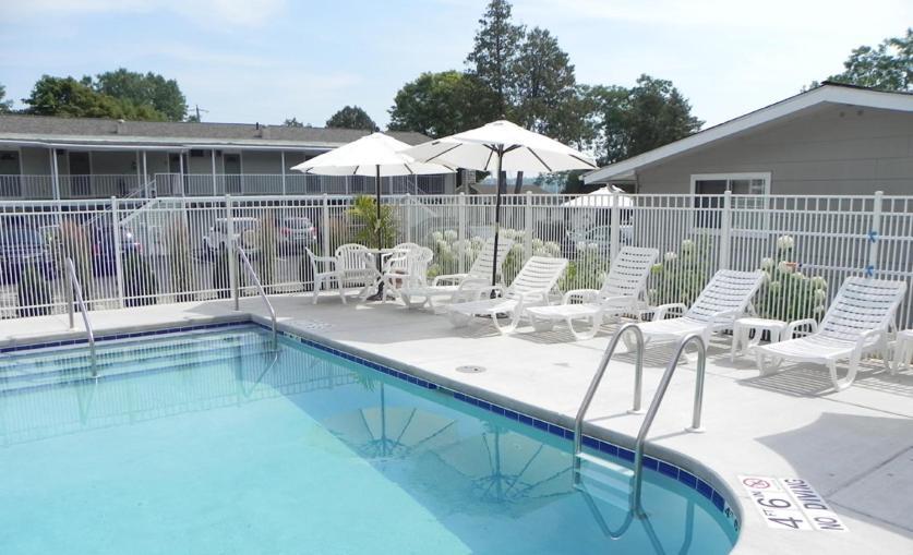Spruce & Shore Motel photo 2