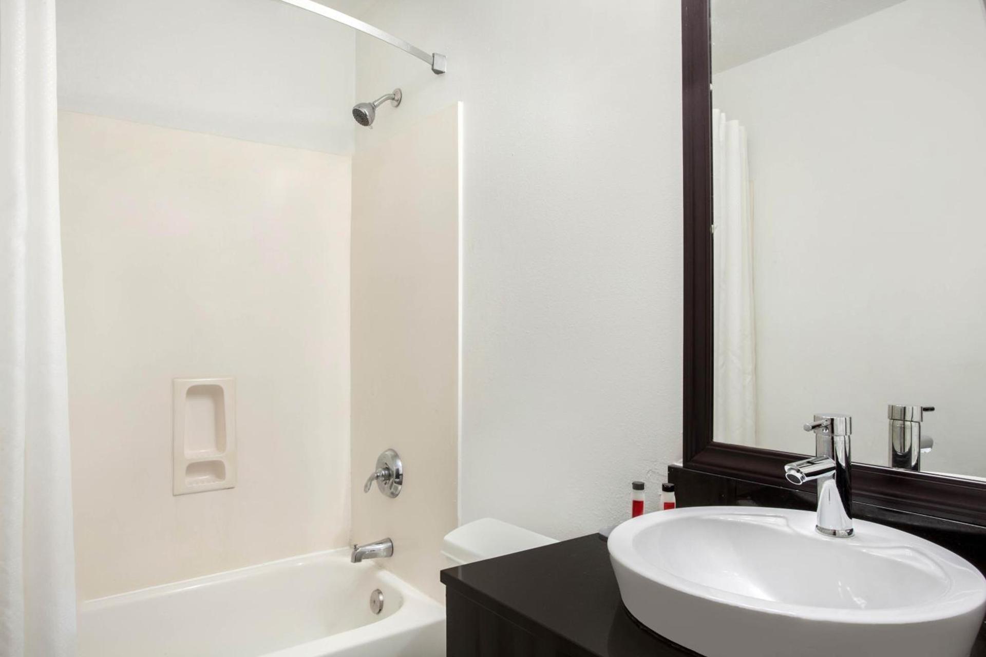 Super 8 by Wyndham Pensacola photo 32