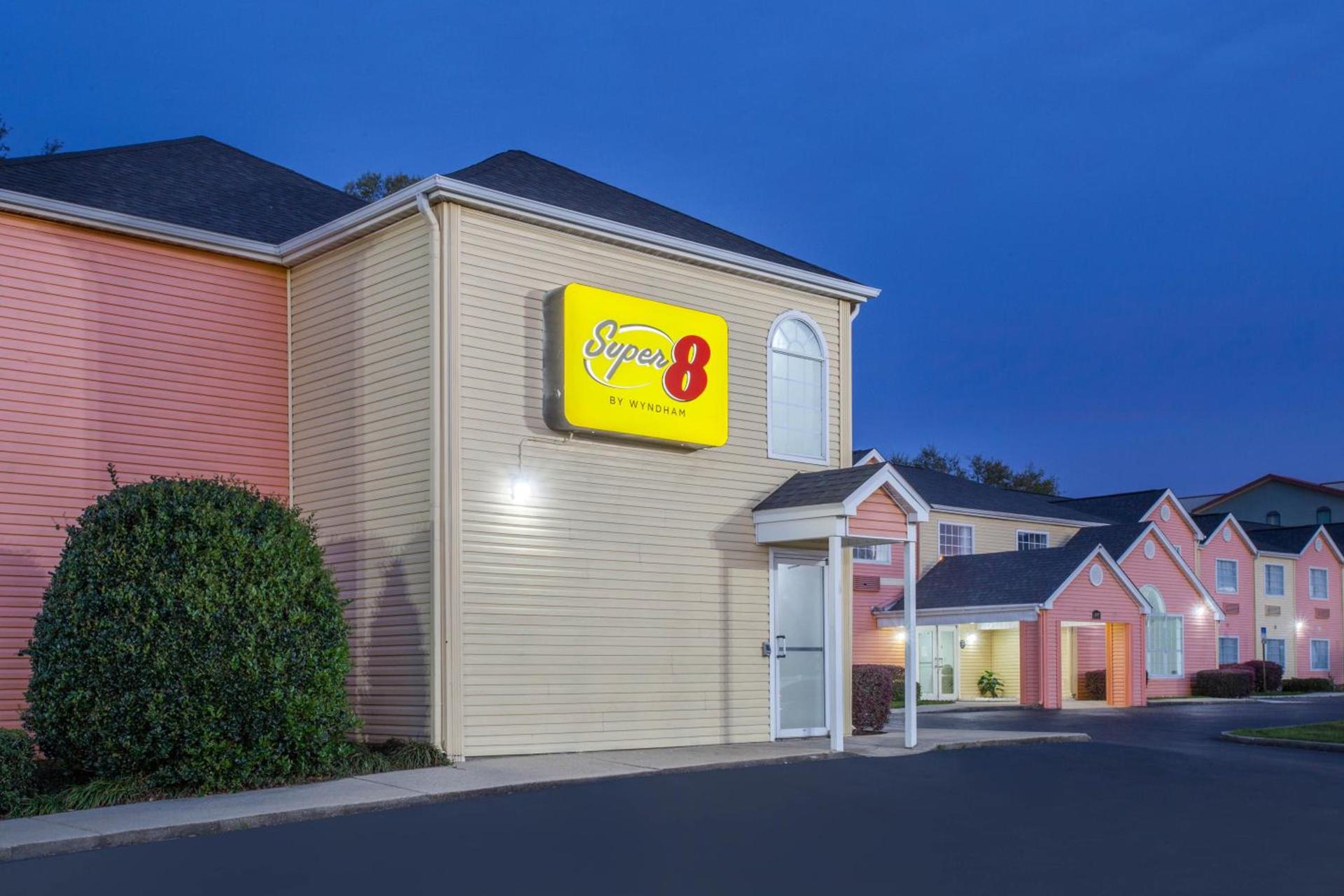 Super 8 by Wyndham Pensacola photo 38