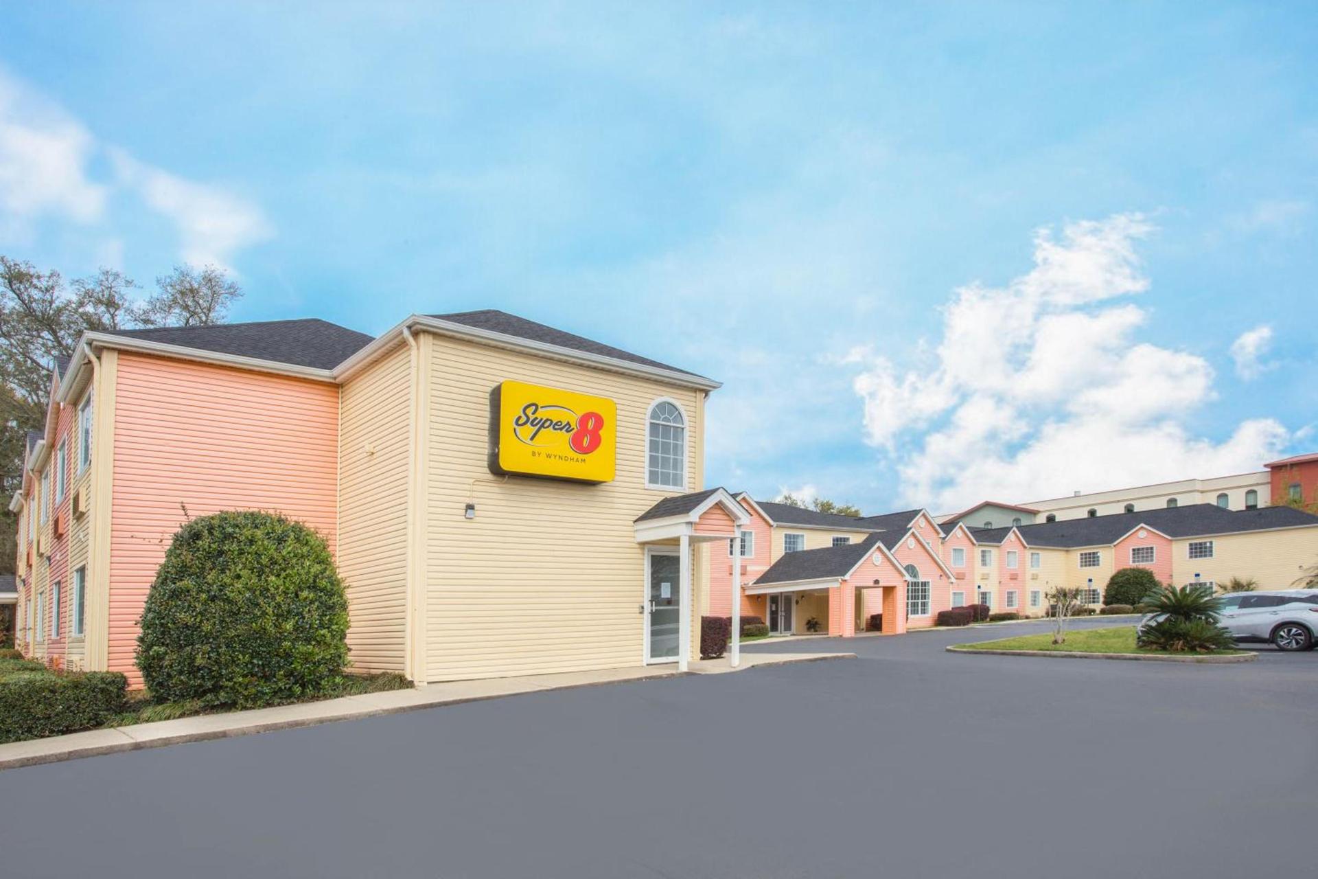 Super 8 by Wyndham Pensacola photo 27