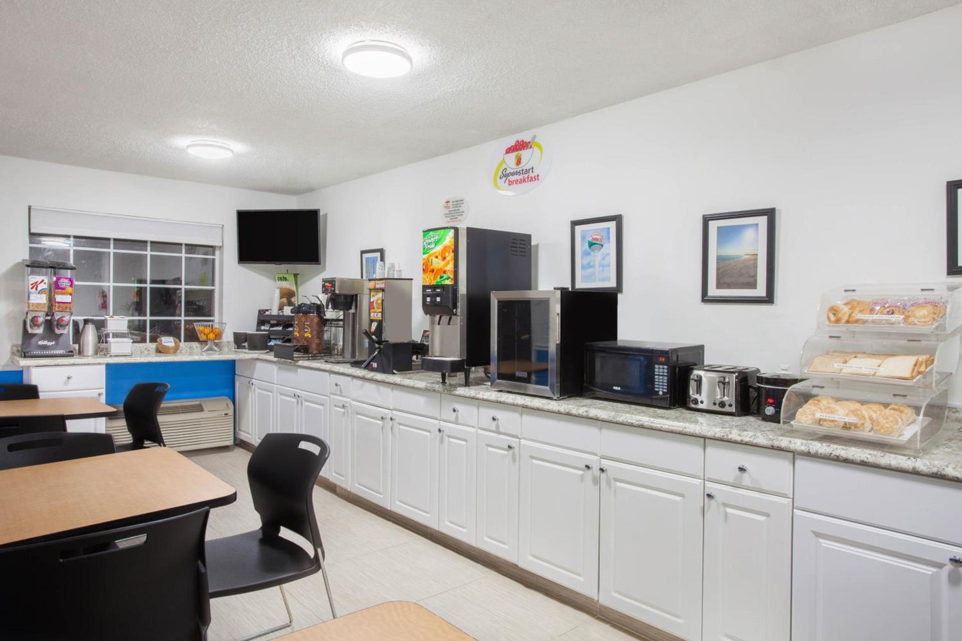 Super 8 by Wyndham Pensacola photo 40