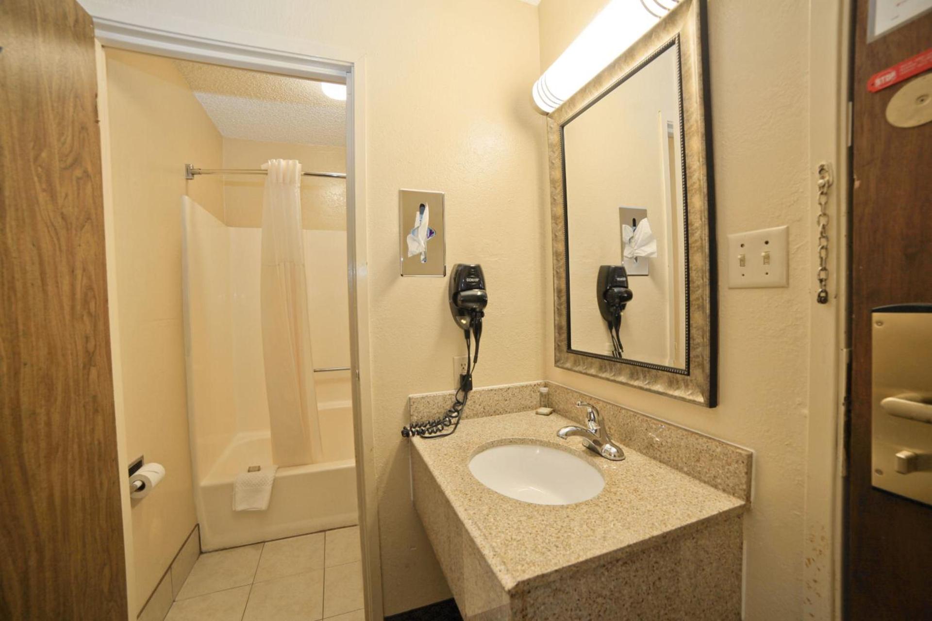 Super 8 by Wyndham Natchitoches photo 40