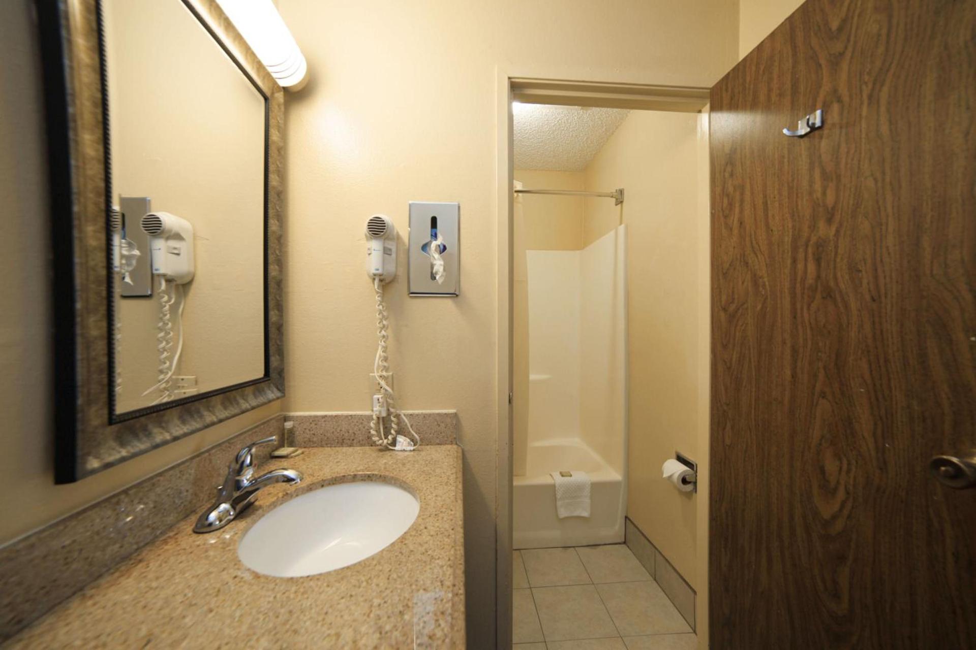 Super 8 by Wyndham Natchitoches photo 41