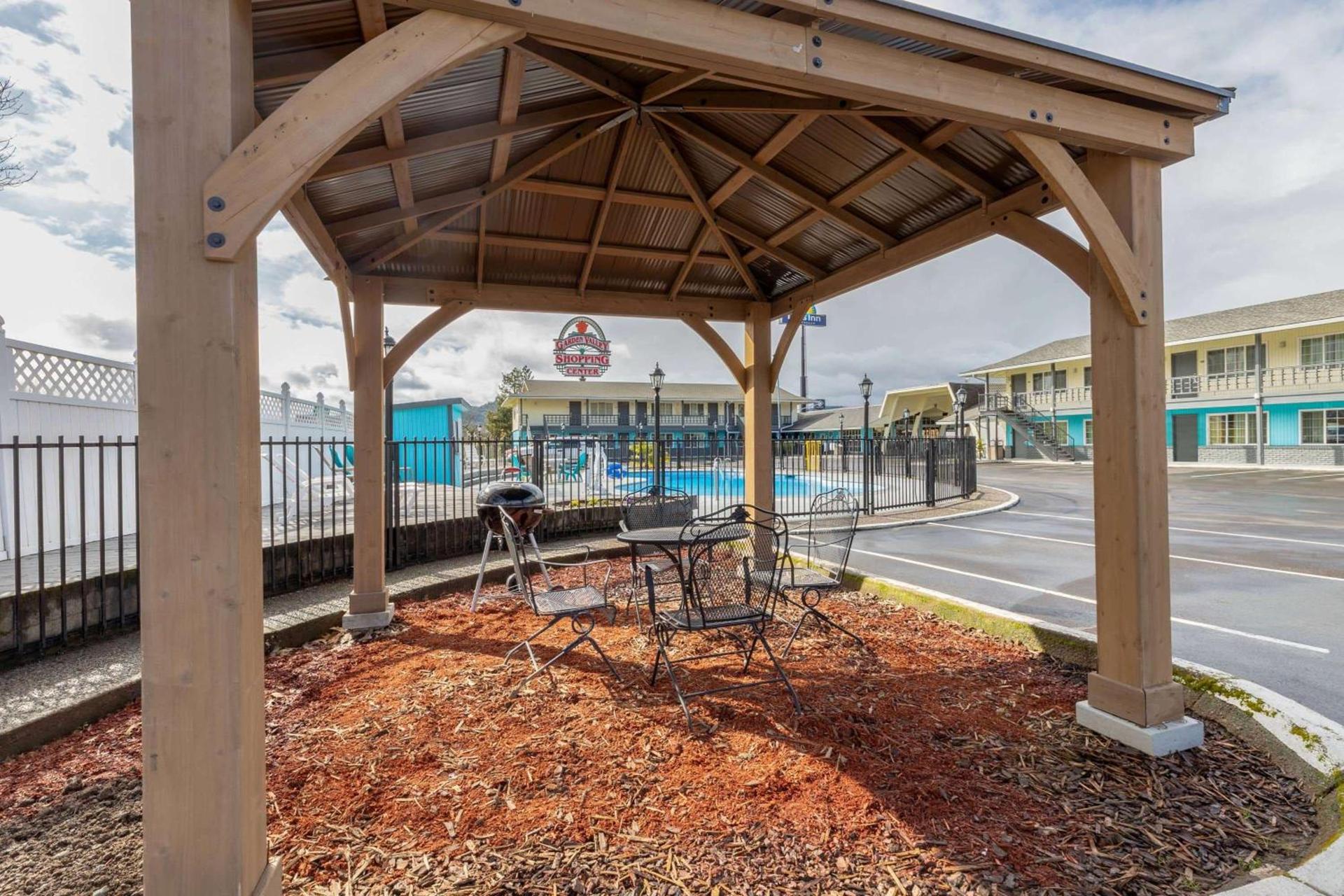 Rosewood Inn & Suites photo 30