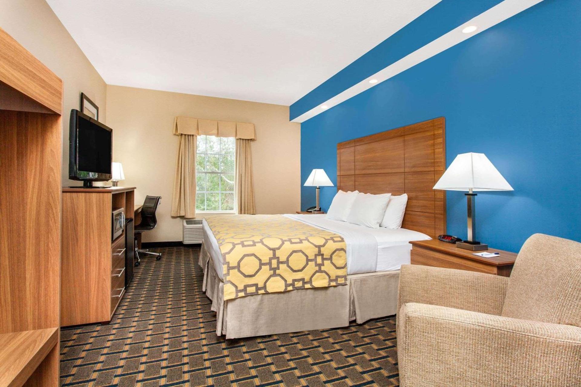 Baymont by Wyndham Jacksonville/Butler Blvd photo 13