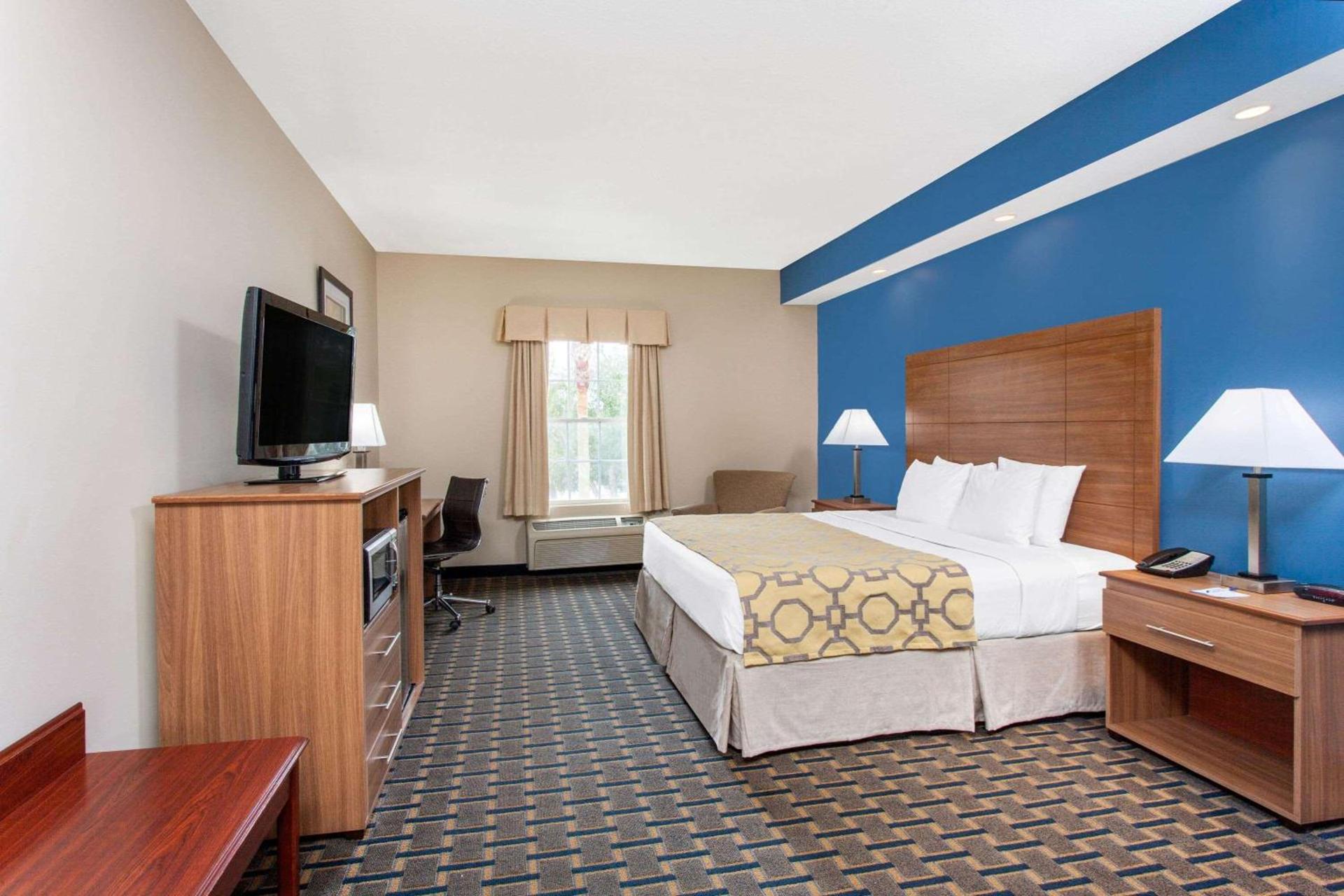 Baymont by Wyndham Jacksonville/Butler Blvd photo 8