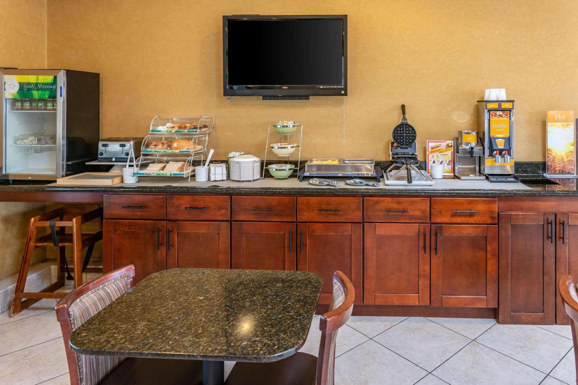 Quality Inn & Suites Seville photo 42