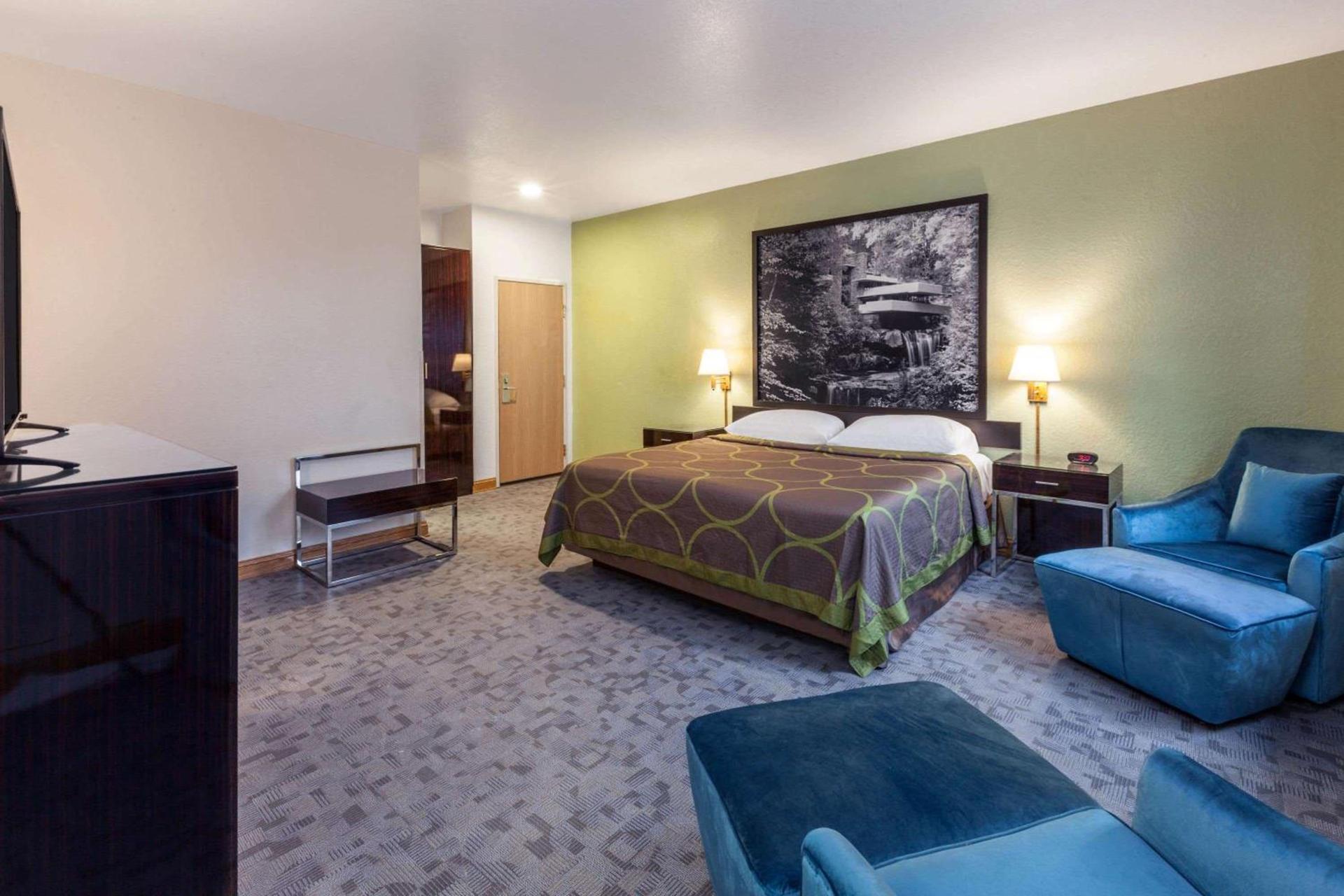 Super 8 by Wyndham Uniontown PA photo 13