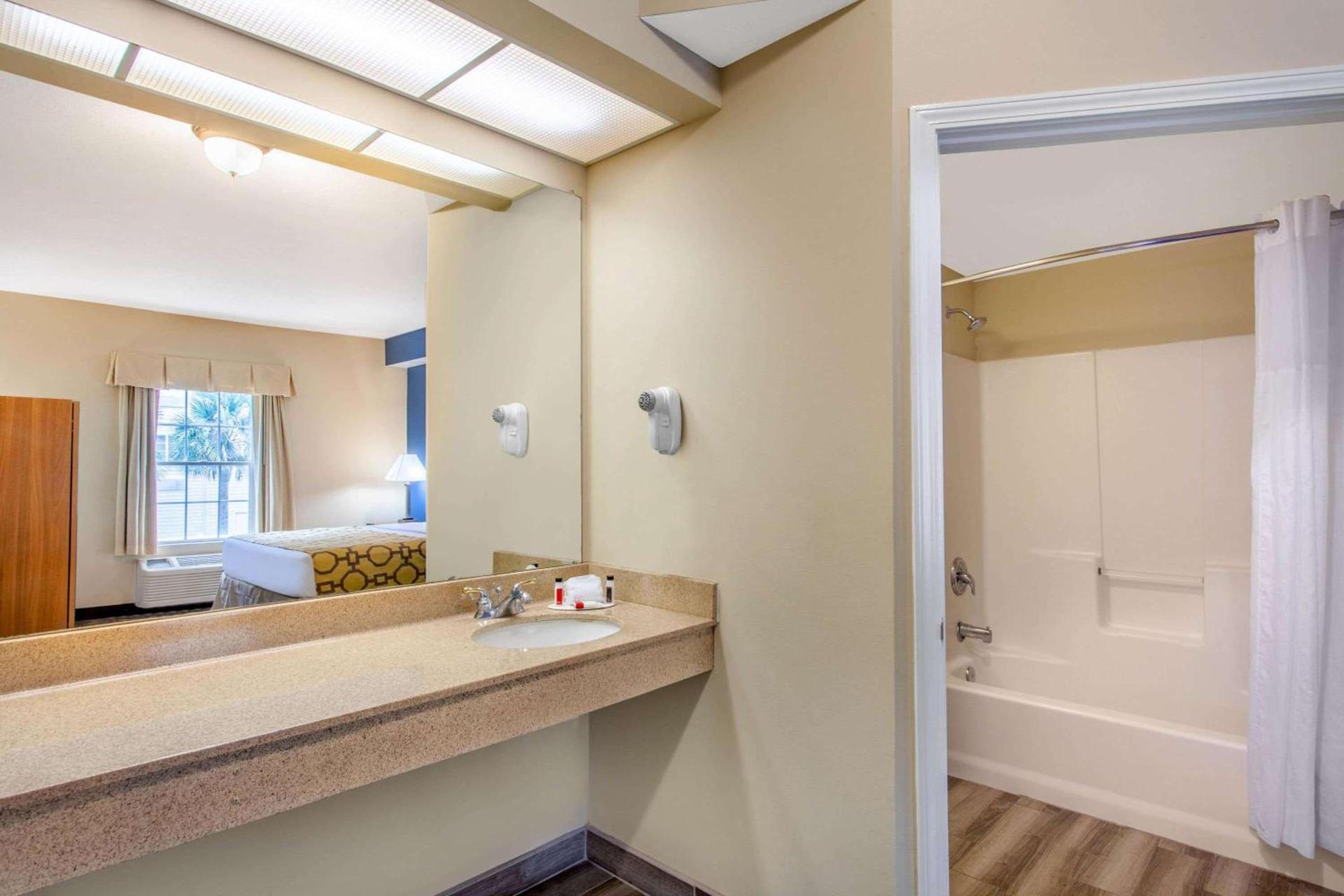 Baymont by Wyndham Jacksonville/Butler Blvd photo 16