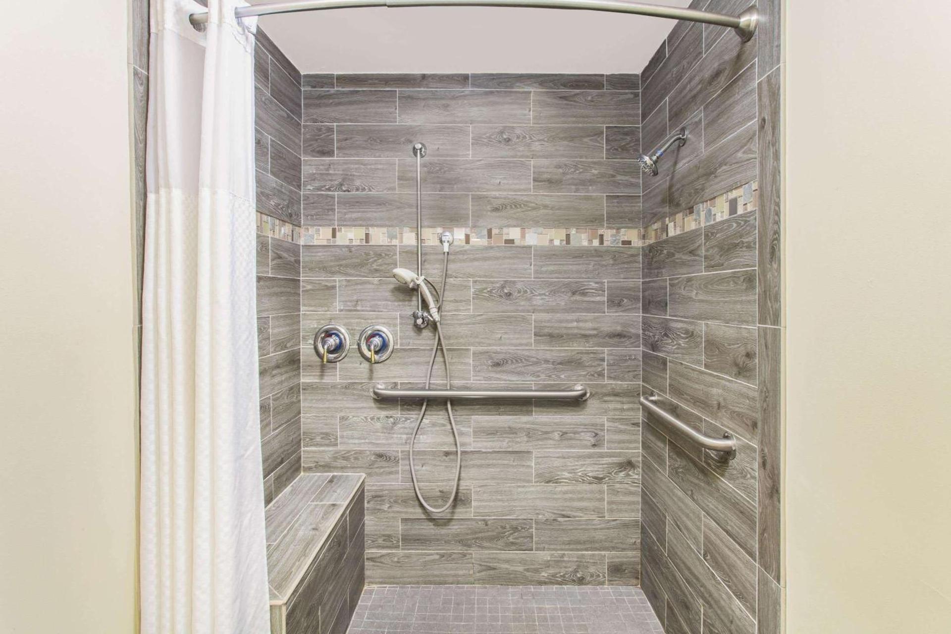 Baymont by Wyndham Jacksonville/Butler Blvd photo 10