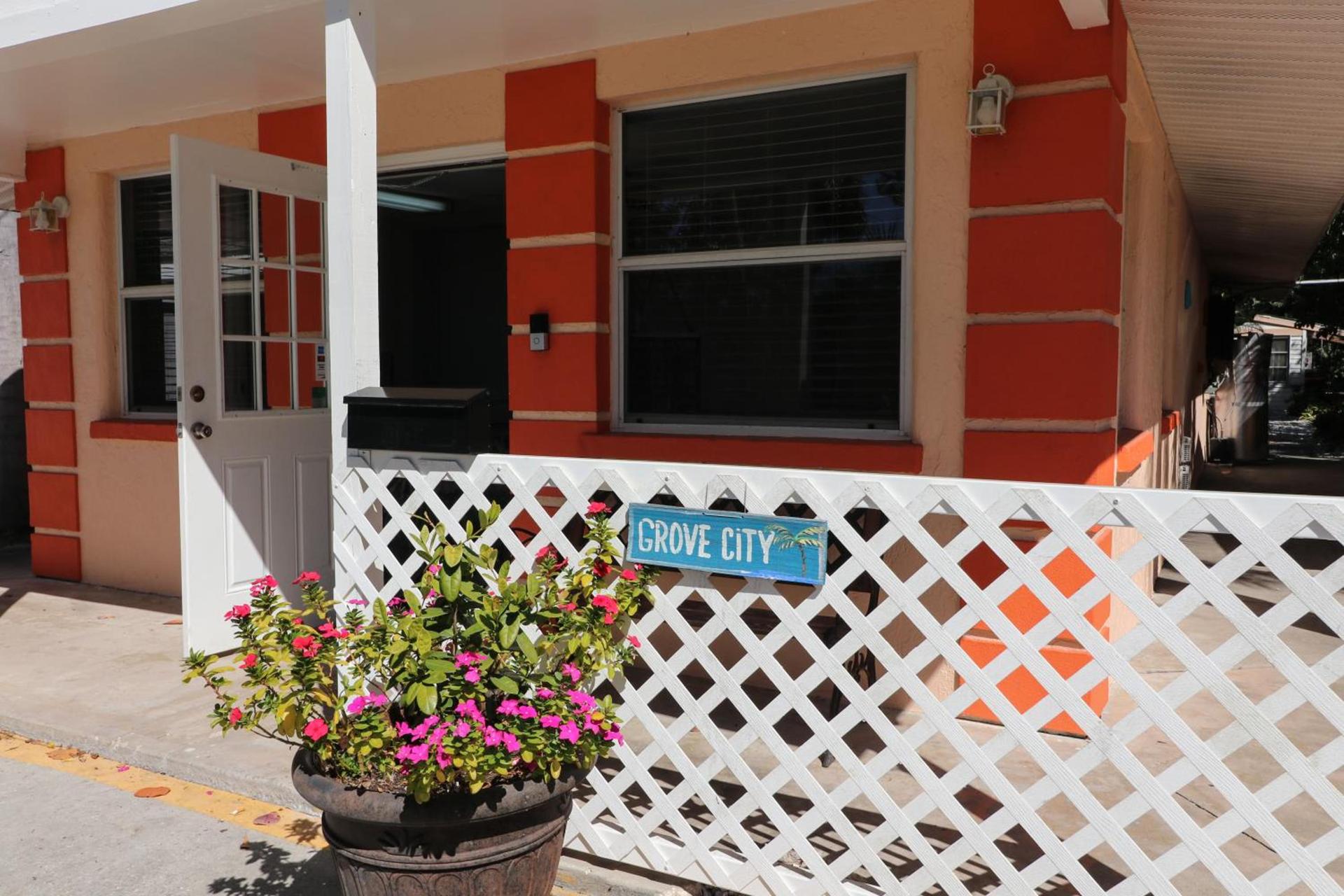 Grove City Motel — hotel in Englewood