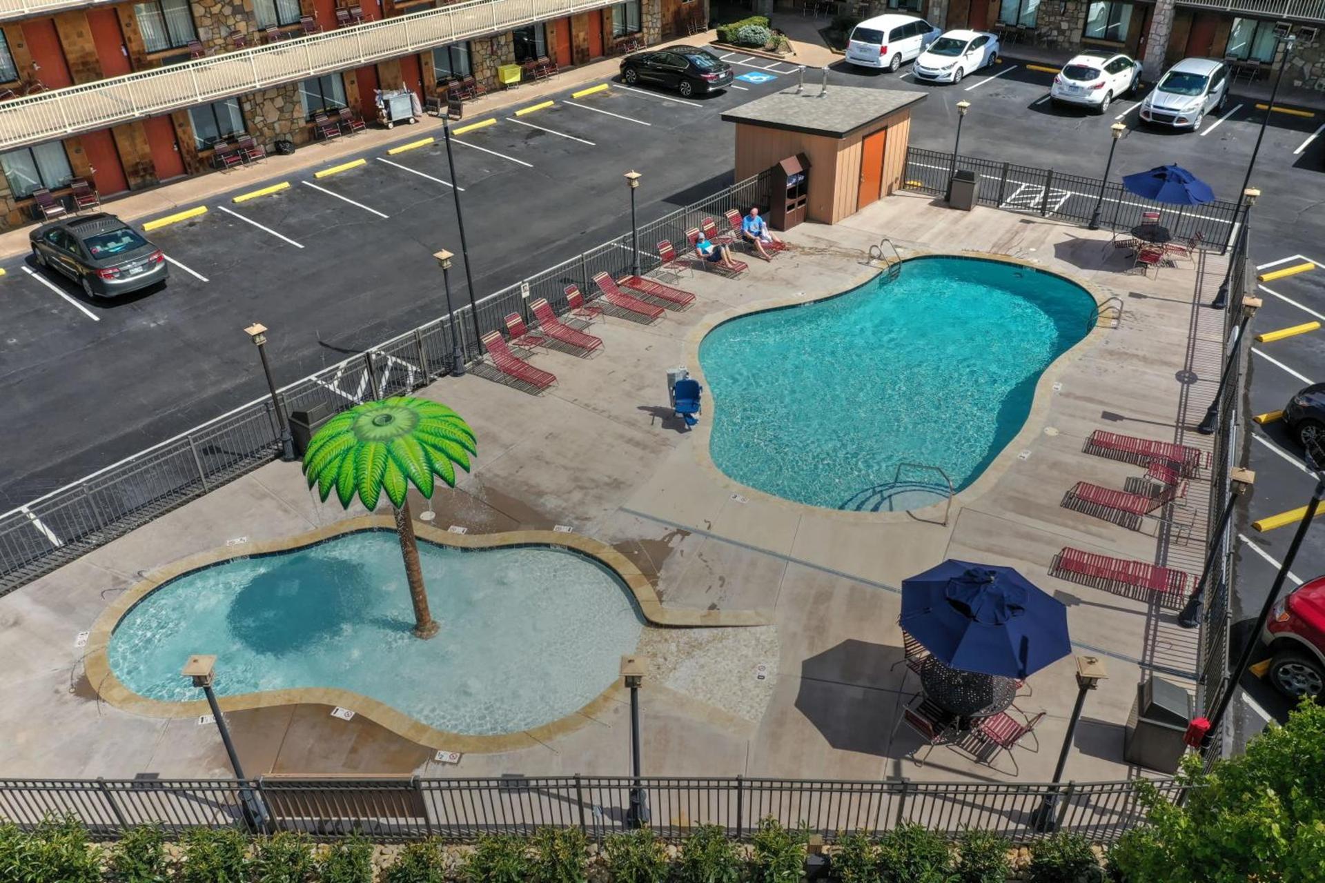 Crossroads Inn & Suites photo 34