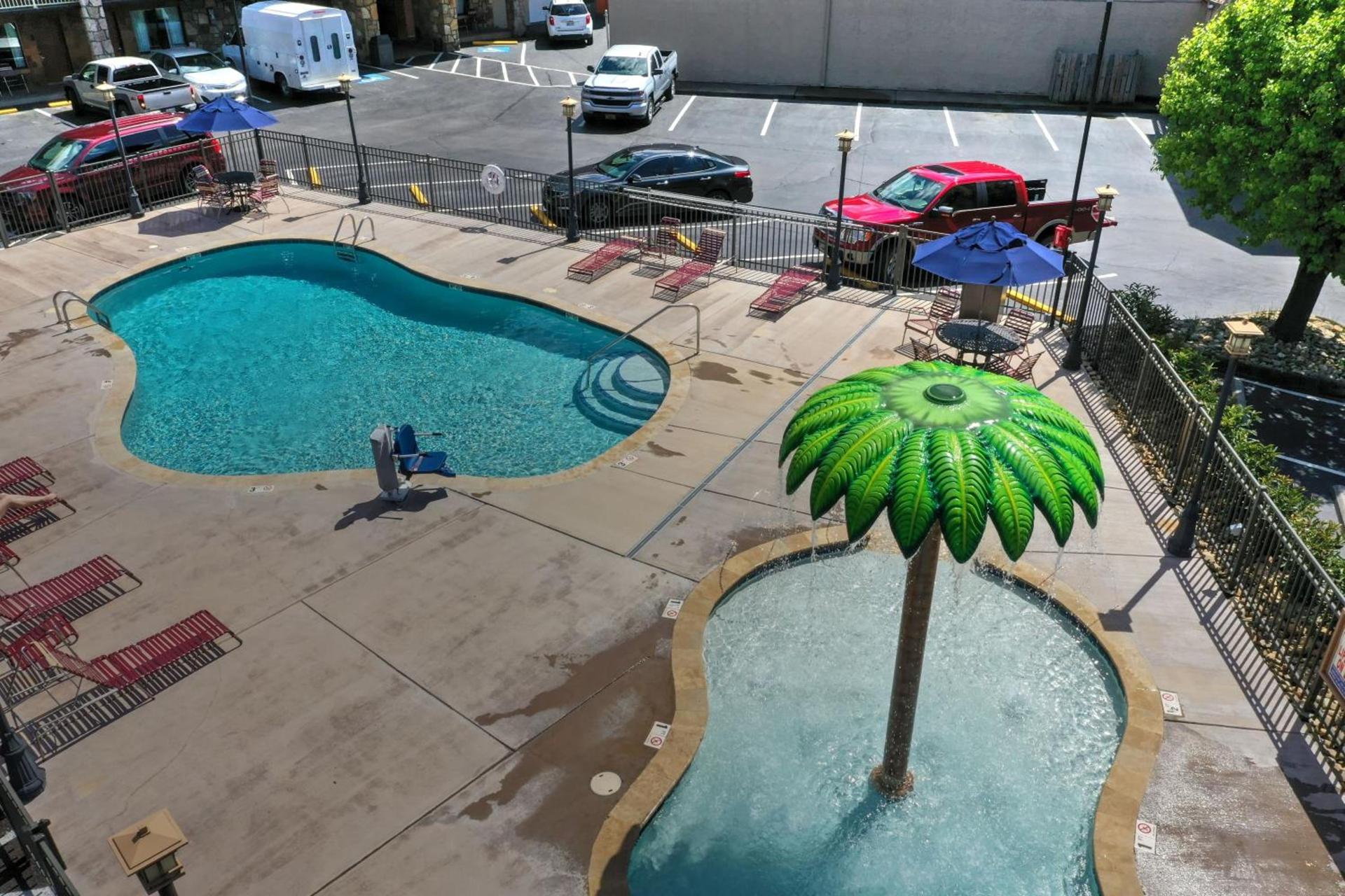 Crossroads Inn & Suites photo 42
