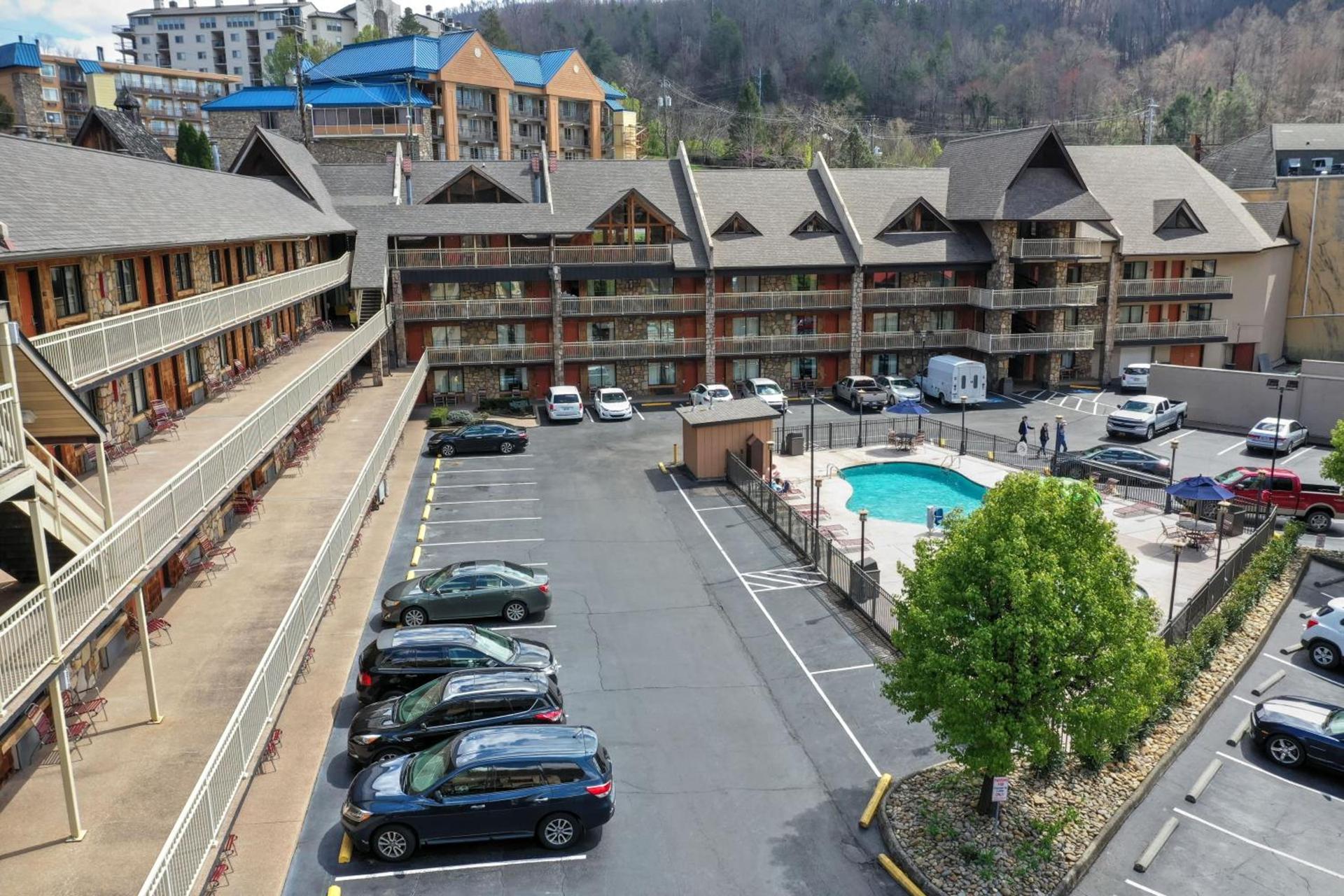 Crossroads Inn & Suites photo 16