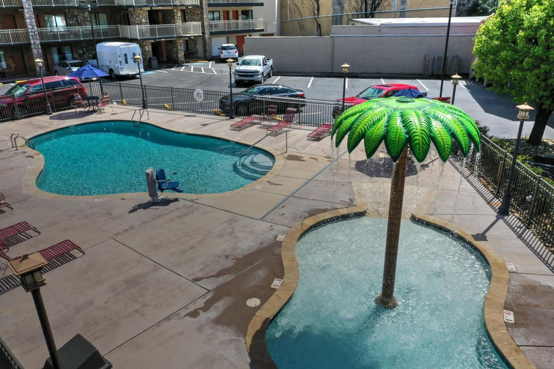 Crossroads Inn & Suites photo 8