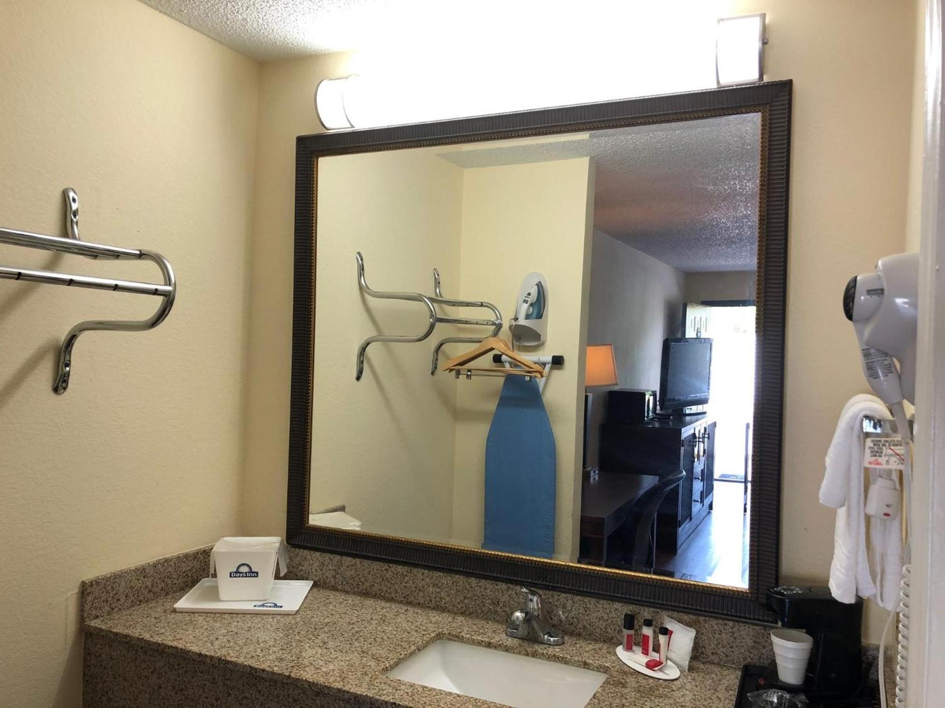 Days Inn by Wyndham King-Winston Salem Area photo 12