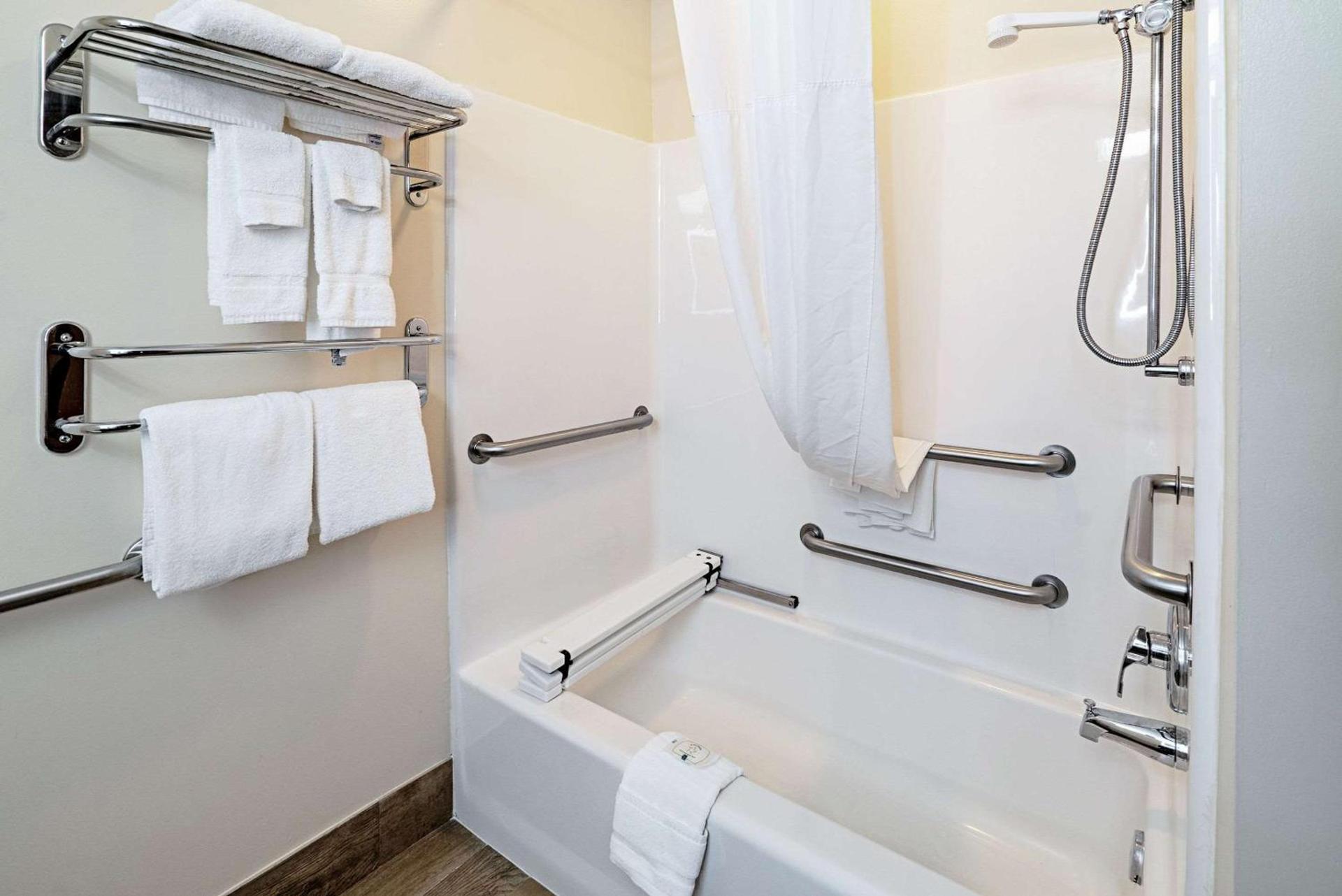 Quality Inn & Suites Robbinsville photo 16