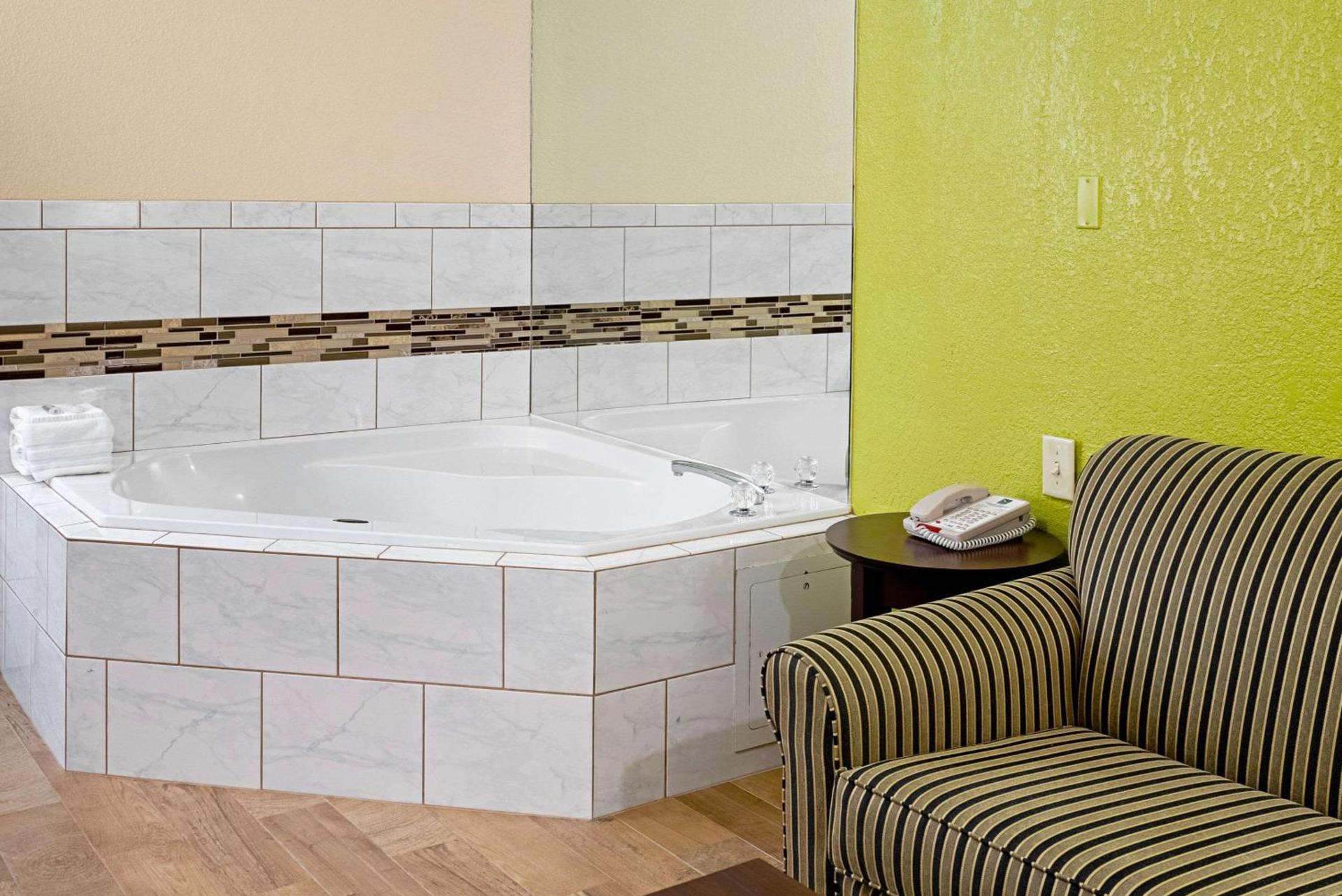 Quality Inn & Suites Robbinsville photo 26