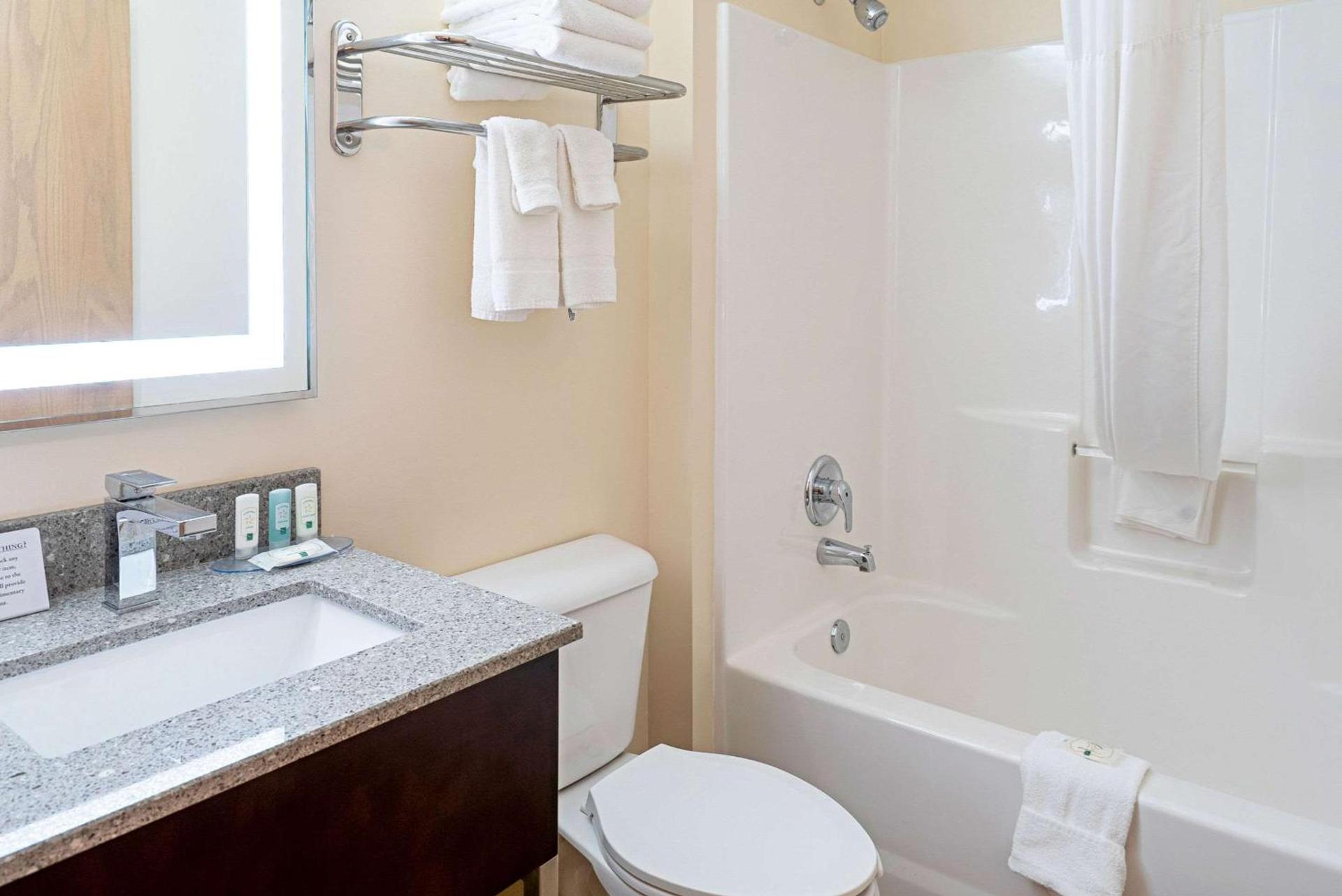 Quality Inn & Suites Robbinsville photo 17