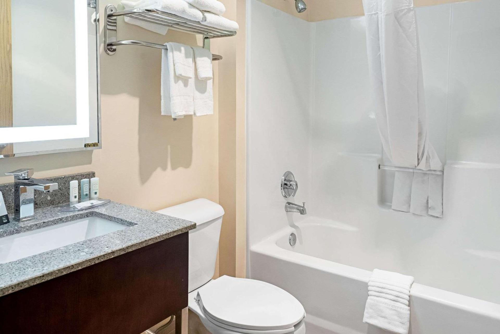 Quality Inn & Suites Robbinsville photo 15
