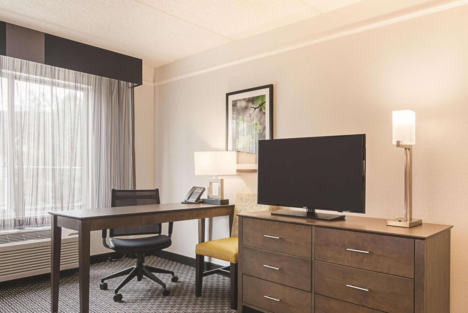 La Quinta by Wyndham Atlanta Perimeter Medical photo 10