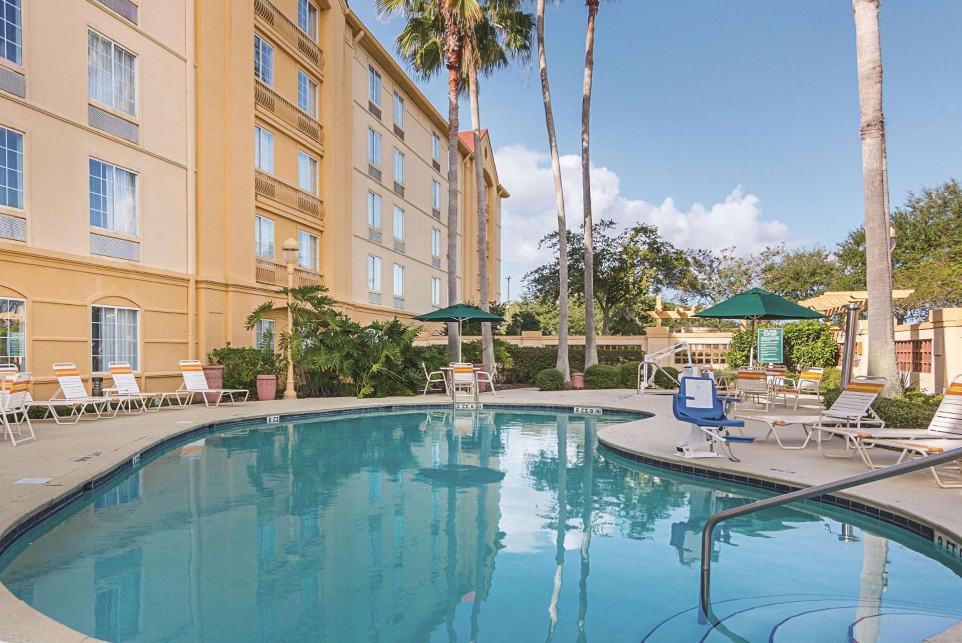 La Quinta by Wyndham Orlando Airport - On Property Food Trucks & Free Airport Shuttle! photo 2