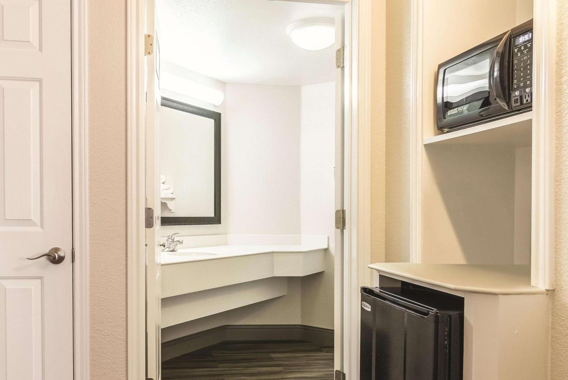 La Quinta by Wyndham Orlando Airport - On Property Food Trucks & Free Airport Shuttle! photo 33